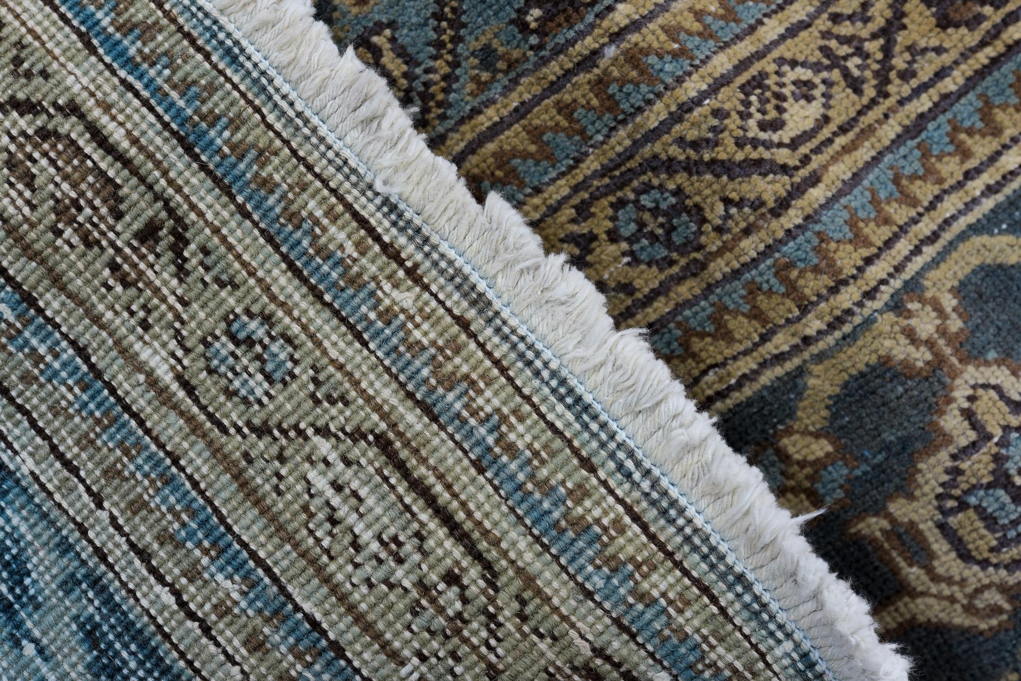 Antiker persischer Täbris-Teppich aus Täbris mit aufwändigen Blumenmustern (Persisch) im Angebot