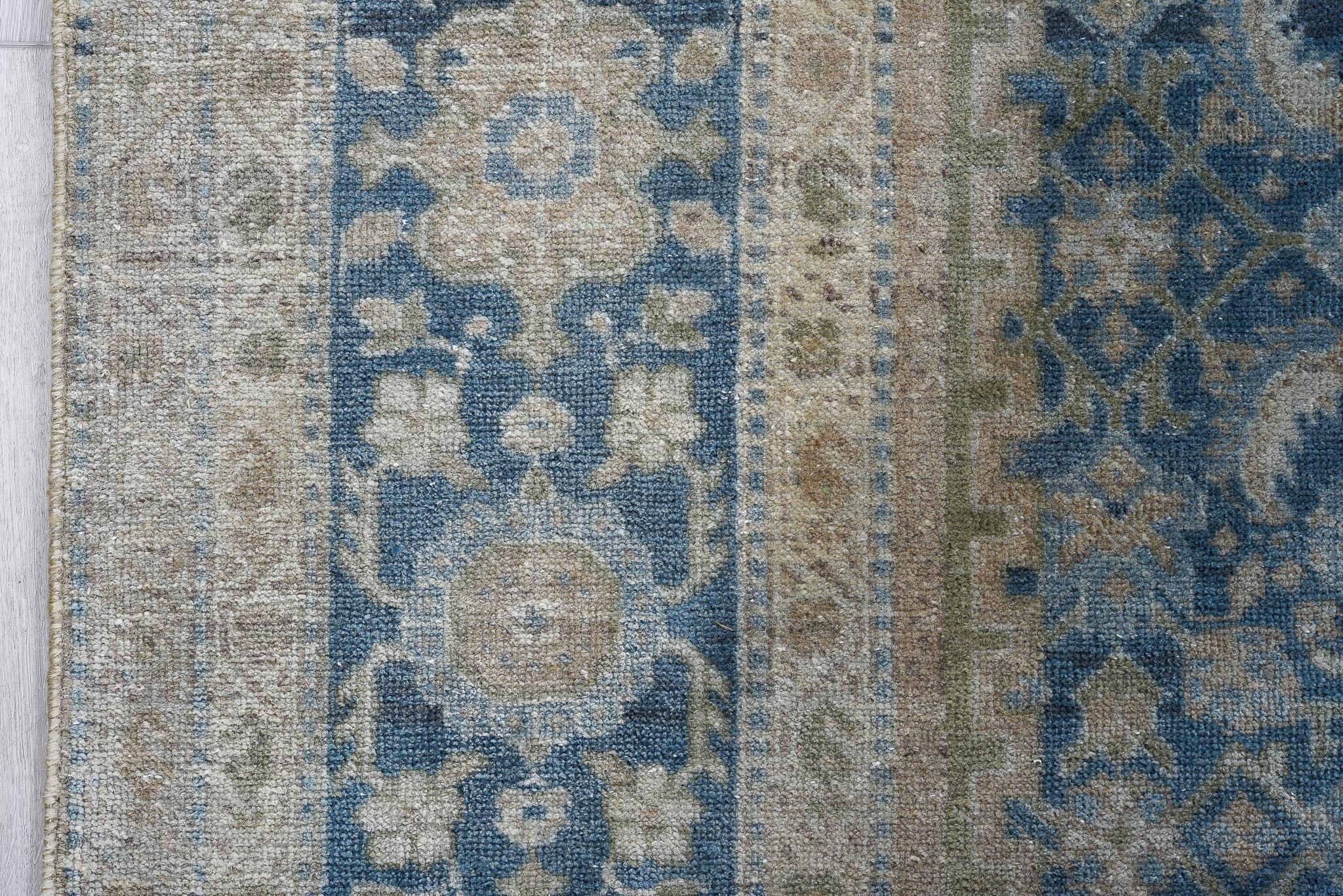 20ième siècle Tapis persan ancien de Tabriz au motif floral élégant aux couleurs subtiles et douces en vente