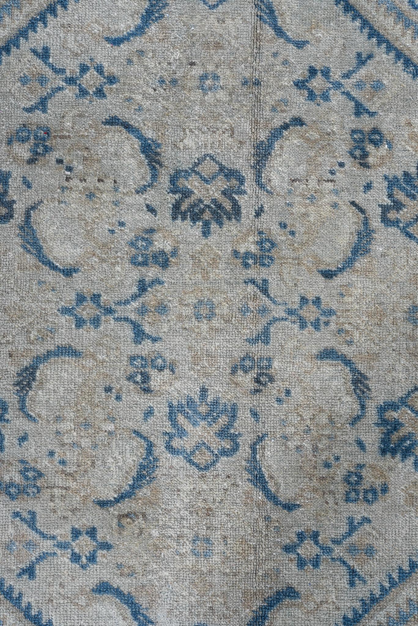 Laine Tapis persan ancien de Tabriz au motif floral élégant aux couleurs subtiles et douces en vente