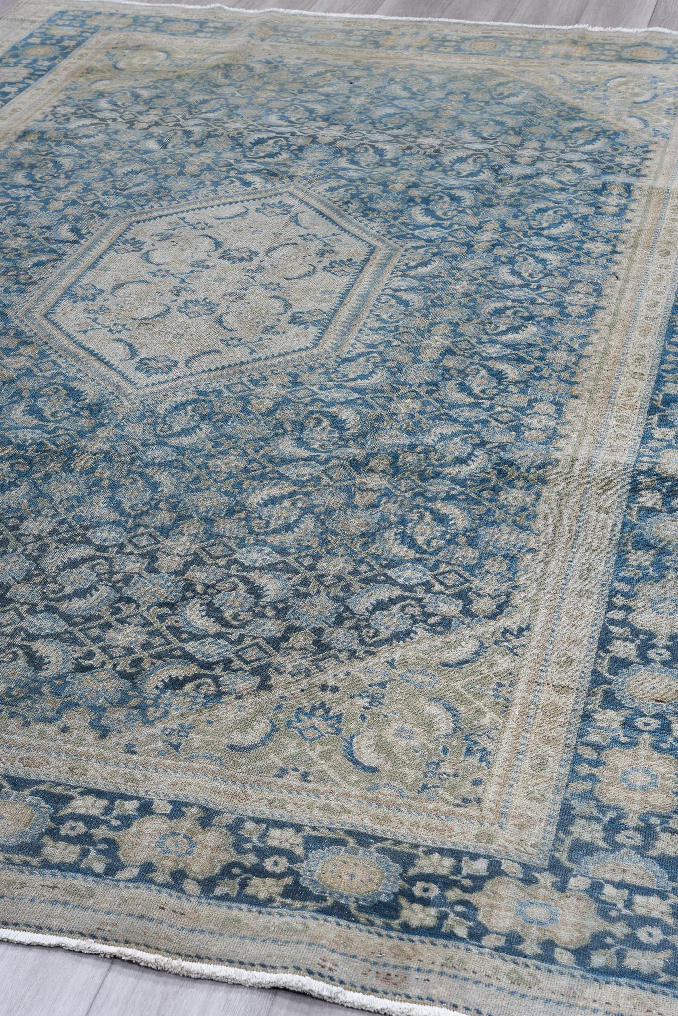 Tapis persan ancien de Tabriz au motif floral élégant aux couleurs subtiles et douces en vente 1