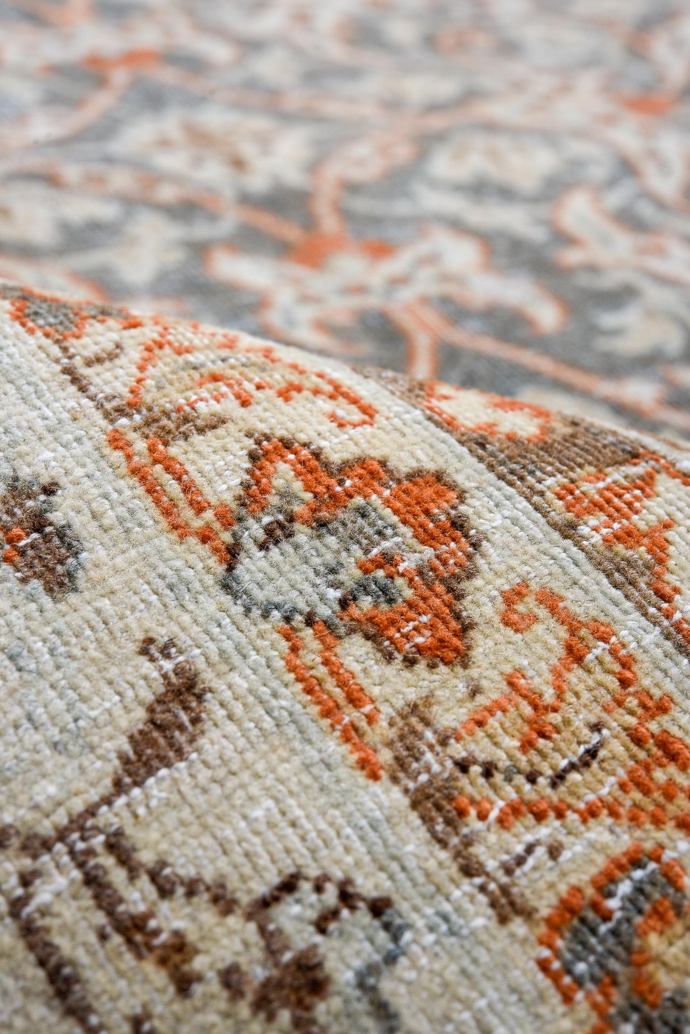 Ce tapis Tabriz persan ancien présente un médaillon allongé dans des tons doux de bleu et de beige. Son design élégant et sa palette de couleurs apaisantes en font un excellent choix pour créer un espace apaisant et raffiné.