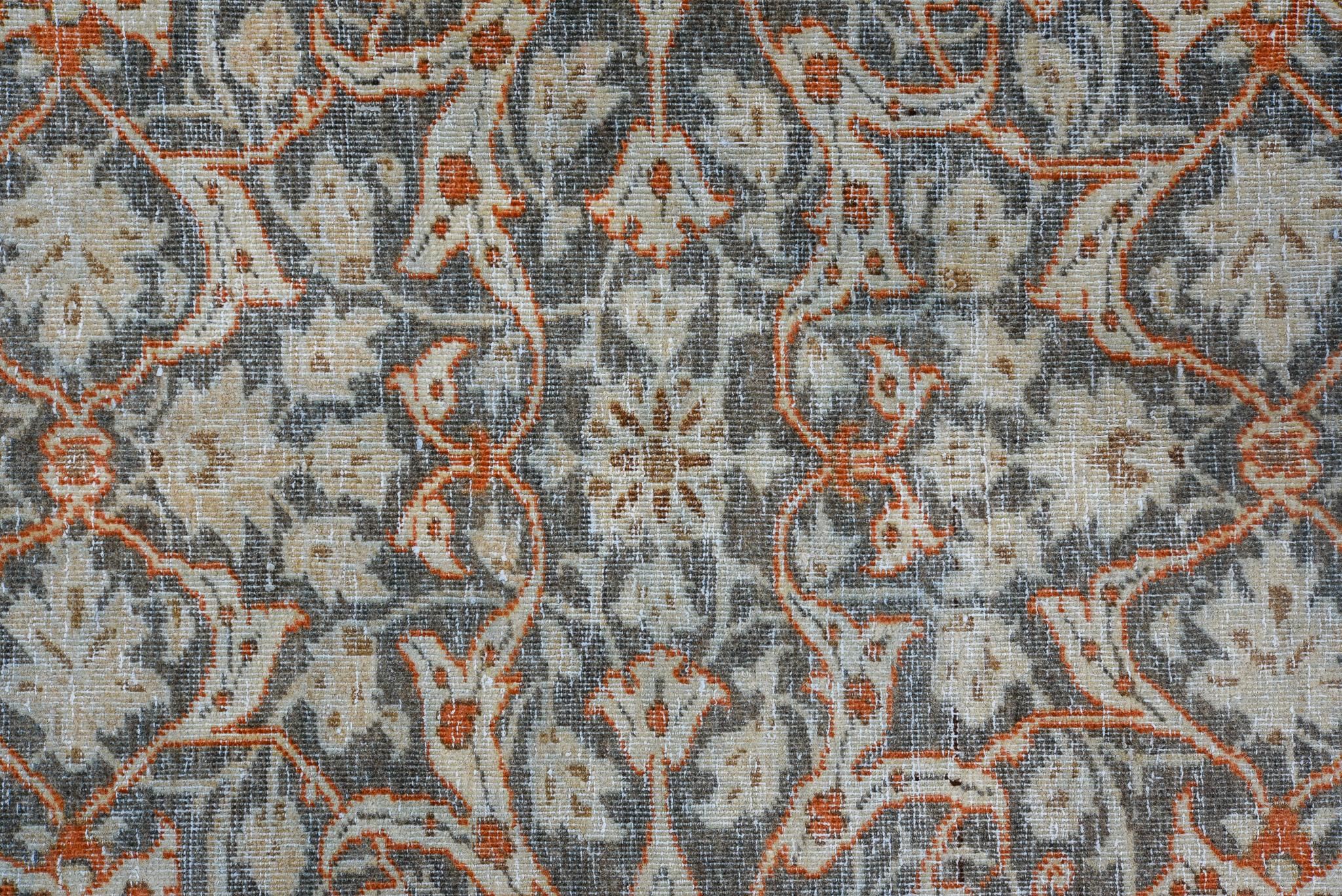 20ième siècle Tapis persan ancien de Tabriz en vente