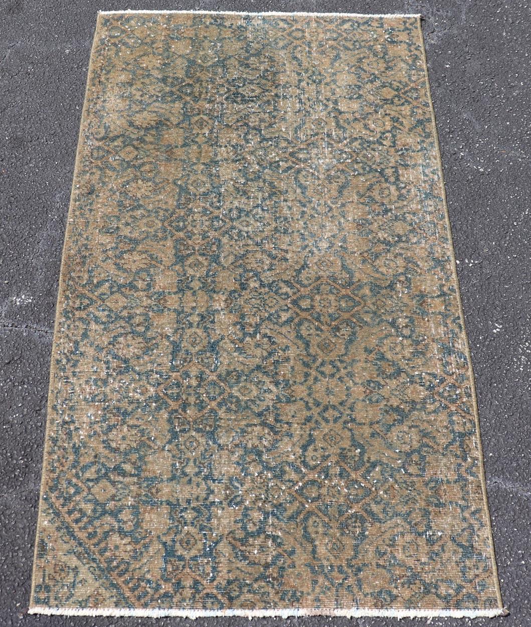 Noué à la main Ancien tapis persan Tabriz avec motif Allover délavé en bleu doux 2'3 x 4'3 en vente