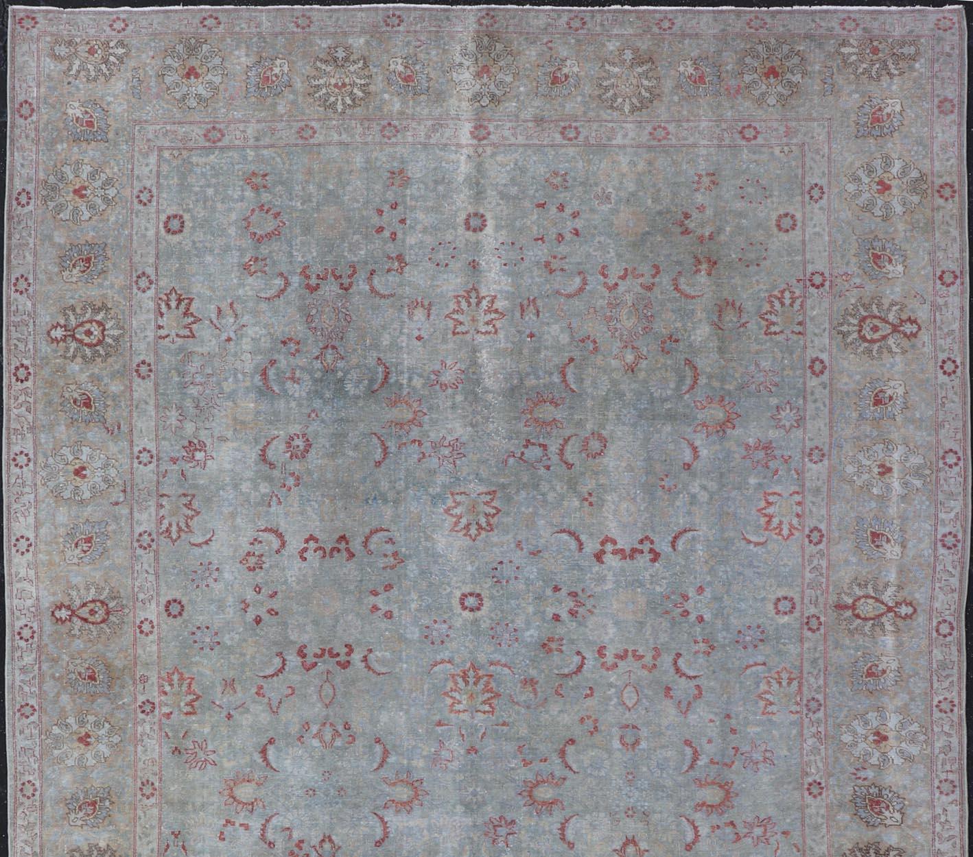 Hellblauer, taupefarbener, roter feiner persischer Täbriz-Teppich mit Blumenmuster. Keivan Woven Arts/Trog DAN-G77, Herkunftsland/Typ: Iran / Täbris, um 1920

Maße: 7'9 x 11'3.

Dieser antike persische Täbriz-Teppich aus dem frühen 20. Jahrhundert