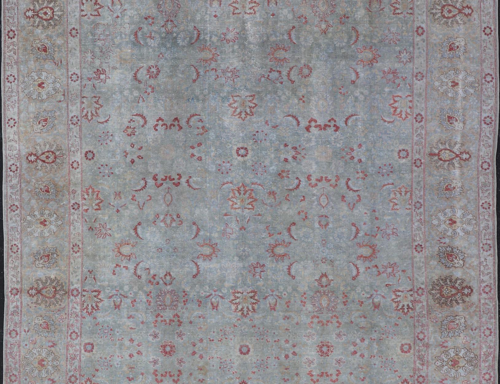 Antiker persischer Täbris-Teppich mit Blumenmuster in Blassblau 7'9 x 11'3 (Tabriz) im Angebot