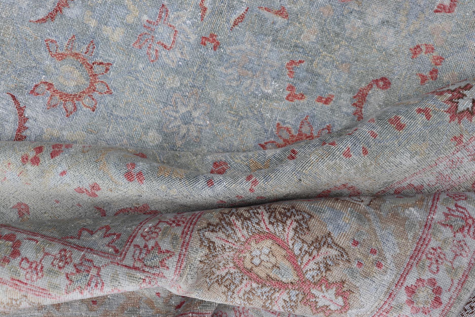 Antiker persischer Täbris-Teppich mit Blumenmuster in Blassblau 7'9 x 11'3 (Handgeknüpft) im Angebot