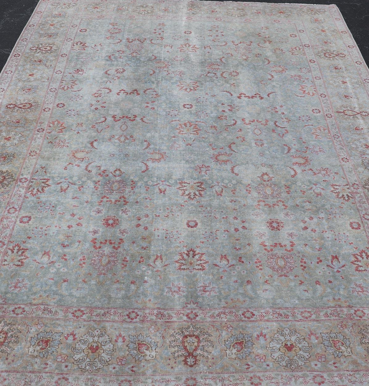 Antiker persischer Täbris-Teppich mit Blumenmuster in Blassblau 7'9 x 11'3 im Zustand „Hervorragend“ im Angebot in Atlanta, GA