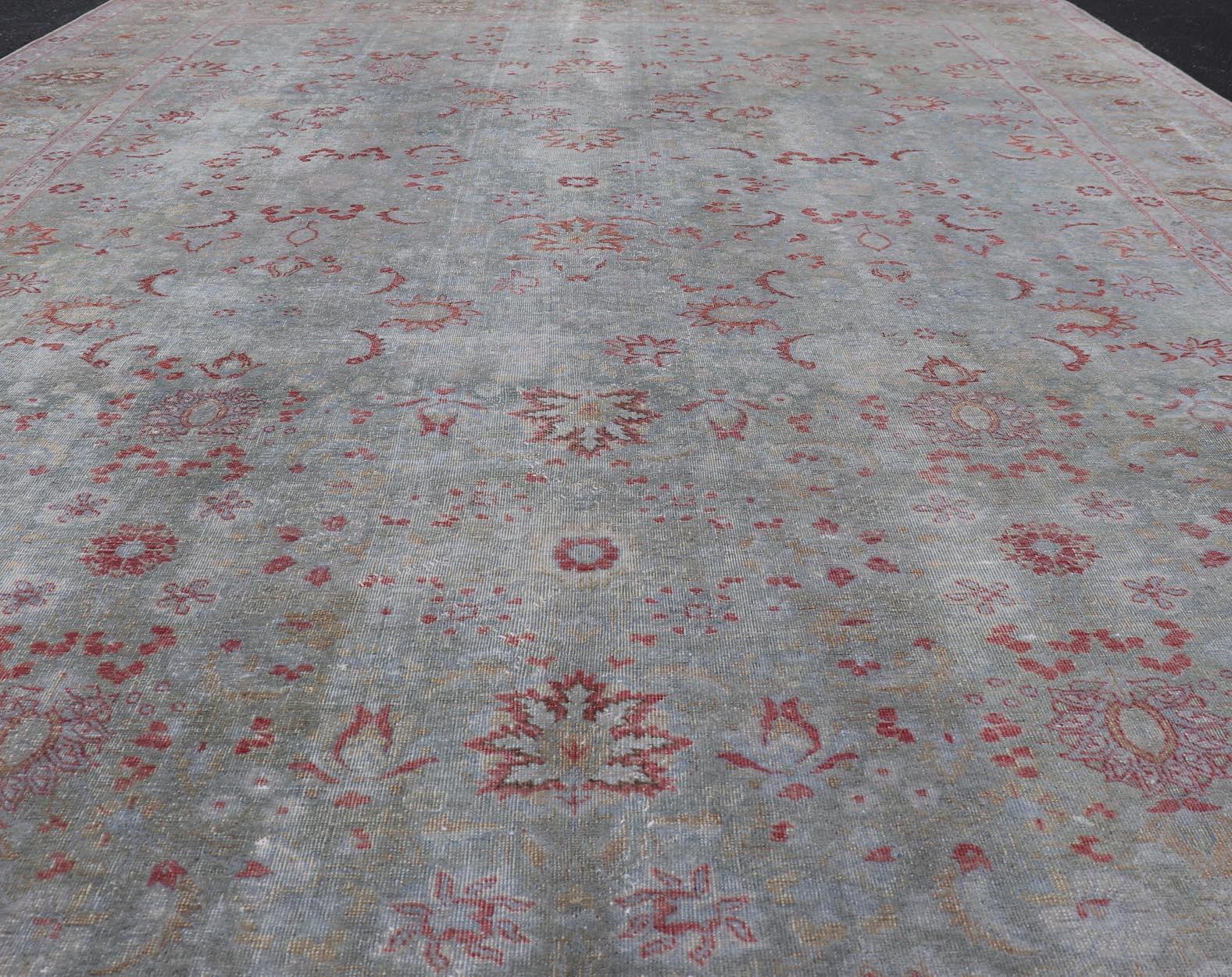 Antiker persischer Täbris-Teppich mit Blumenmuster in Blassblau 7'9 x 11'3 (Frühes 20. Jahrhundert) im Angebot