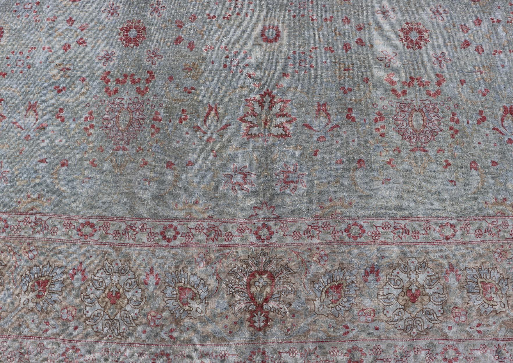 Antiker persischer Täbris-Teppich mit Blumenmuster in Blassblau 7'9 x 11'3 (Wolle) im Angebot