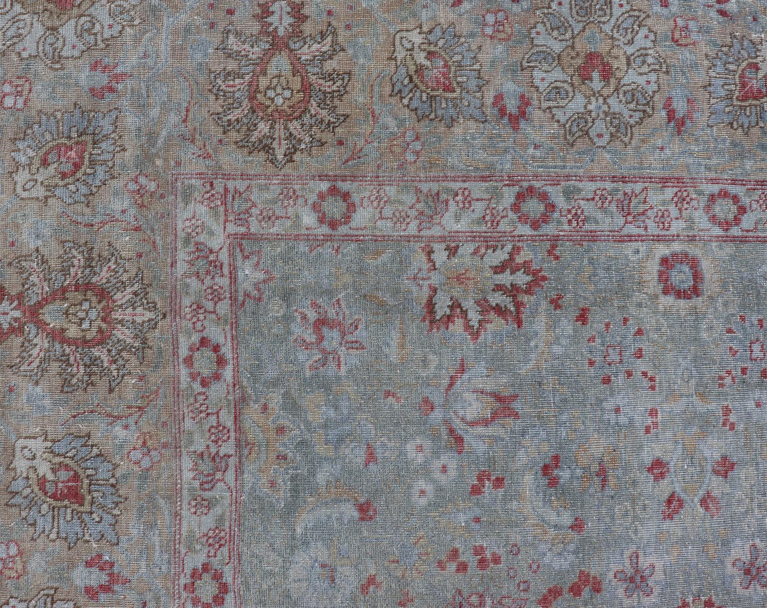 Antiker persischer Täbris-Teppich mit Blumenmuster in Blassblau 7'9 x 11'3 im Angebot 1