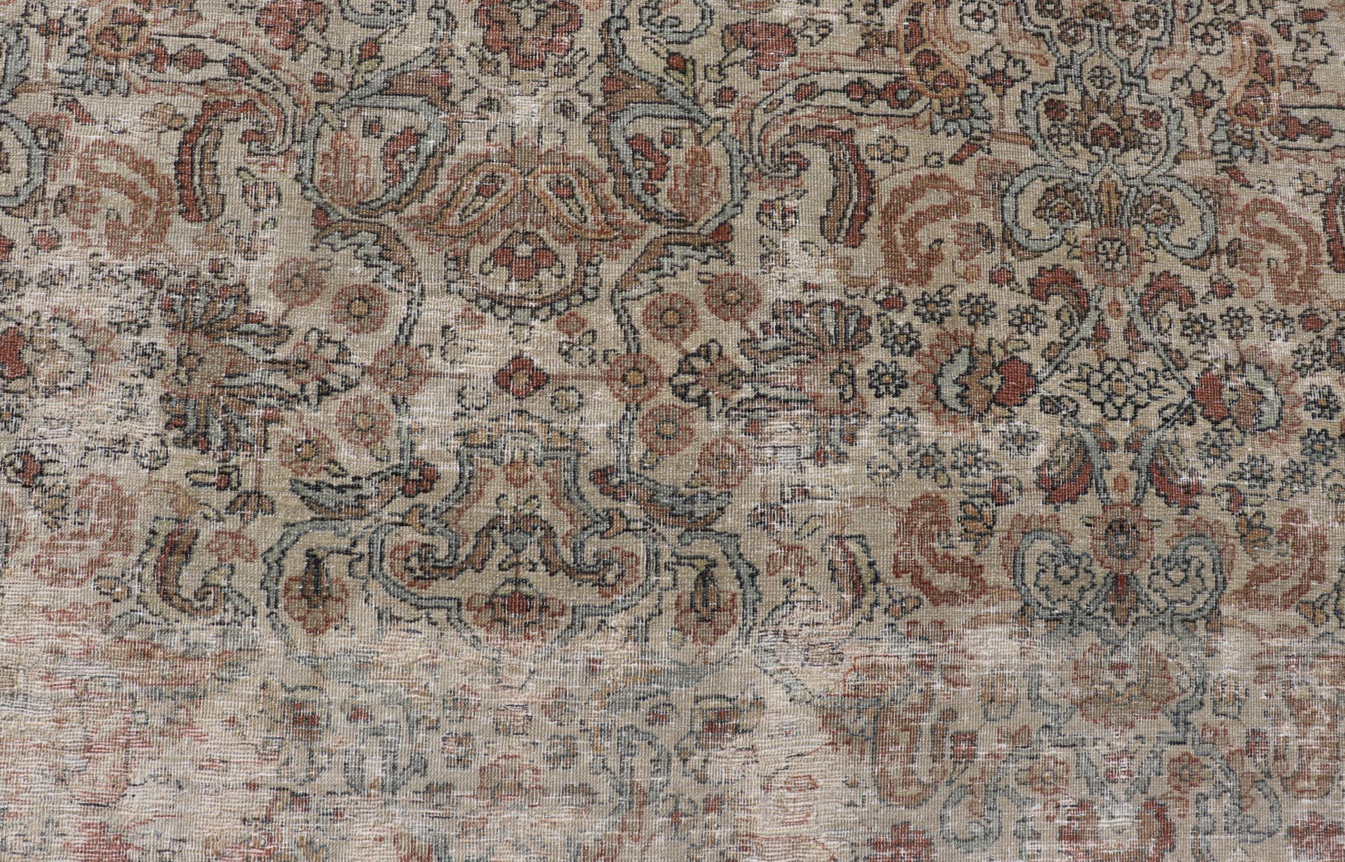 Maße: 8'10 x 11'10 Antiker persischer Täbris Teppich - Florale Eleganz Keivan Woven Arts / Teppich / TU-SUT-5050 Herkunftsland / Typ: Iran / Täbris  
 Der antike persische Täbriz-Teppich ist eine Verkörperung von schlichtem Luxus und zeitloser