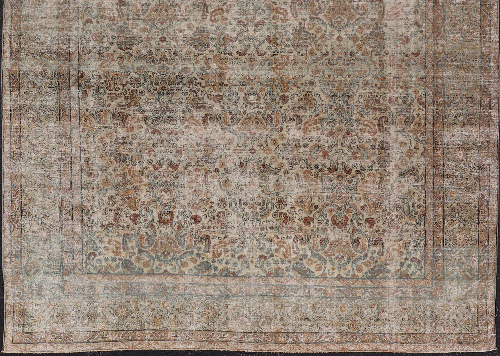 Antiker persischer Täbris Teppich mit floraler Eleganz 8'10 x 11'10 (20. Jahrhundert) im Angebot