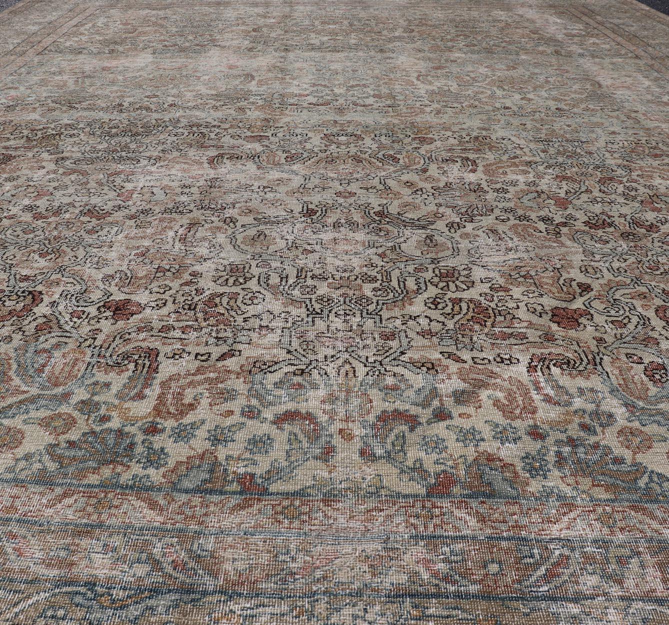 Antiker persischer Täbris Teppich mit floraler Eleganz 8'10 x 11'10 im Angebot 1