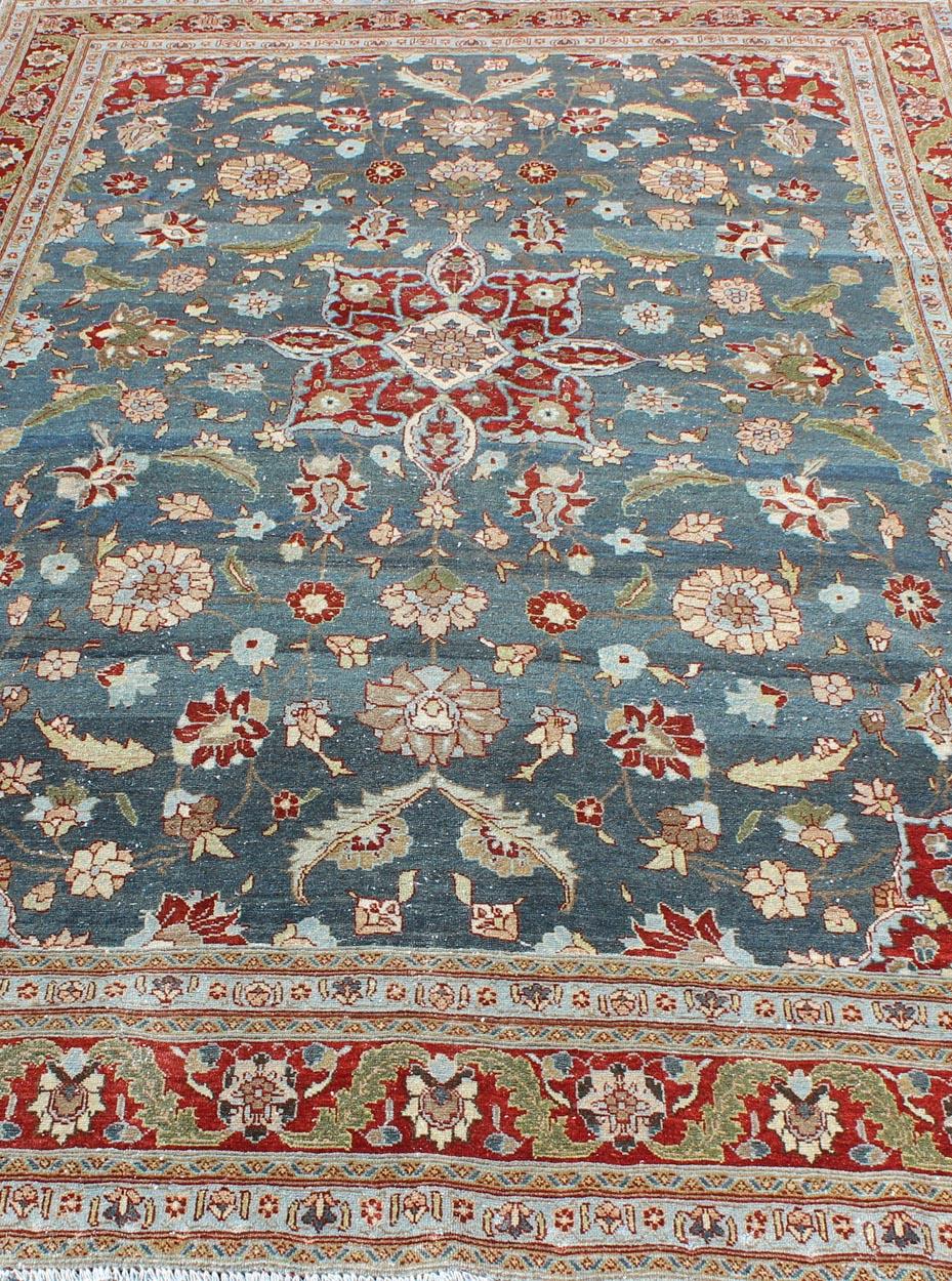 Antiker persischer Täbriz-Teppich mit floralem Medaillonmuster in Stahlblau und Rot  im Angebot 2