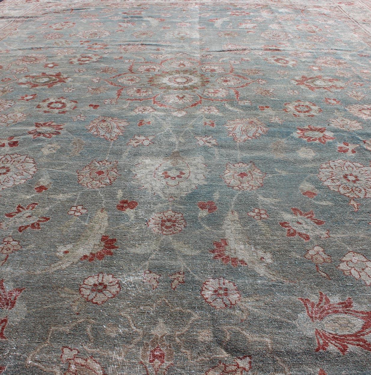 Antiker persischer Täbriz-Teppich mit floralem Medaillon-Muster in Rot und Blau im Angebot 1