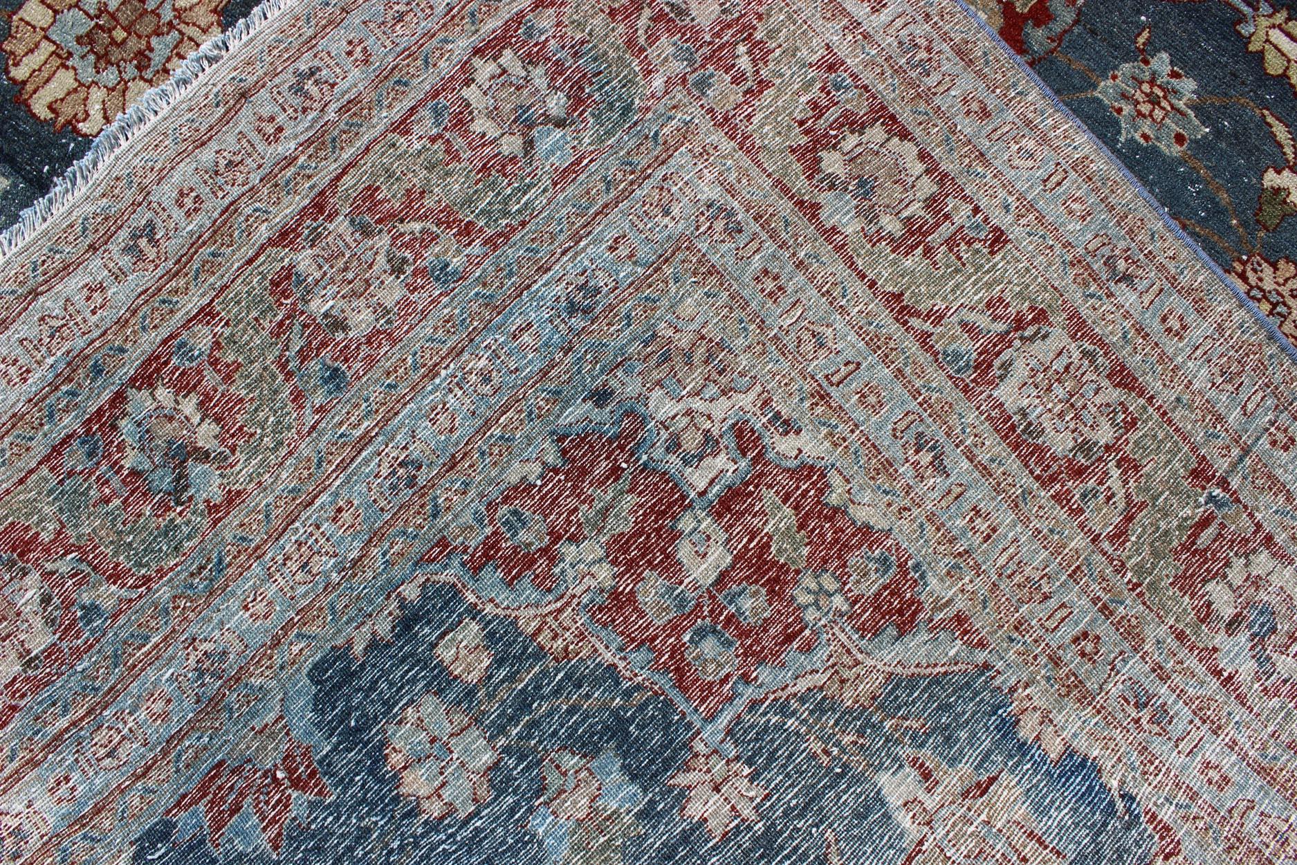 Antiker persischer Täbriz-Teppich mit floralem Medaillonmuster in Stahlblau und Rot  im Angebot 5