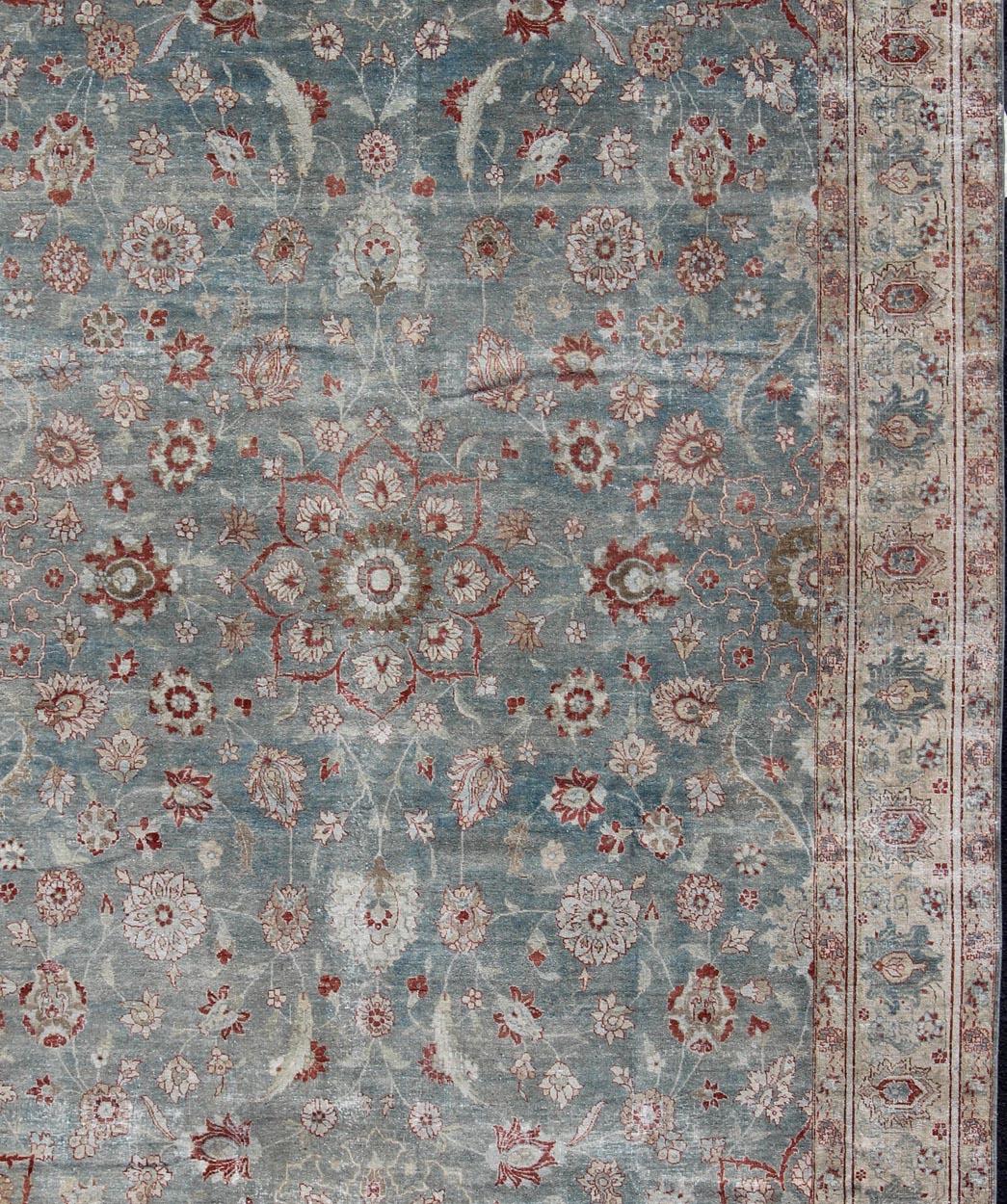 Antiker persischer Täbriz-Teppich mit floralem Medaillon-Muster in Rot und Blau (Tabriz) im Angebot