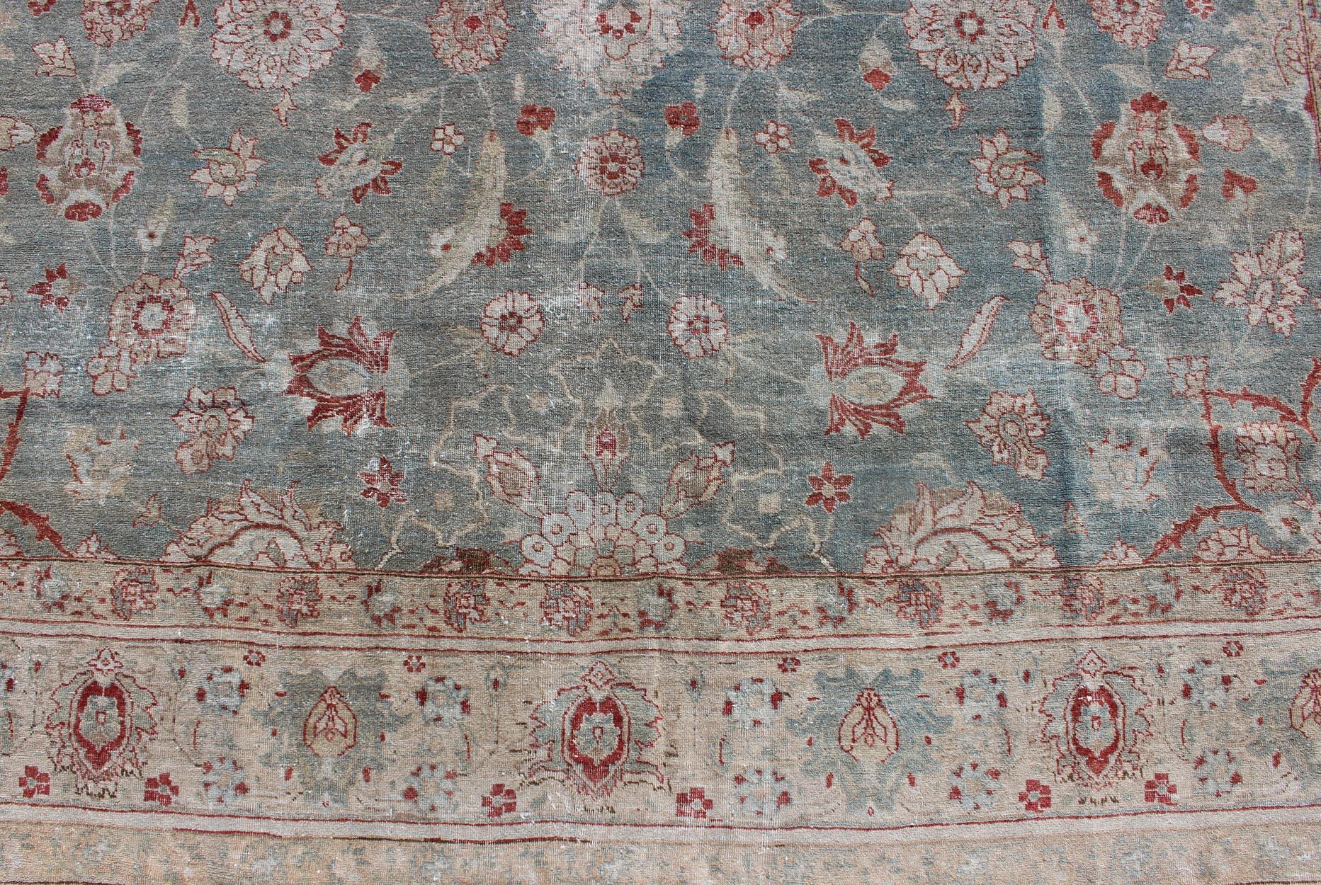 Antiker persischer Täbriz-Teppich mit floralem Medaillon-Muster in Rot und Blau (Handgeknüpft) im Angebot