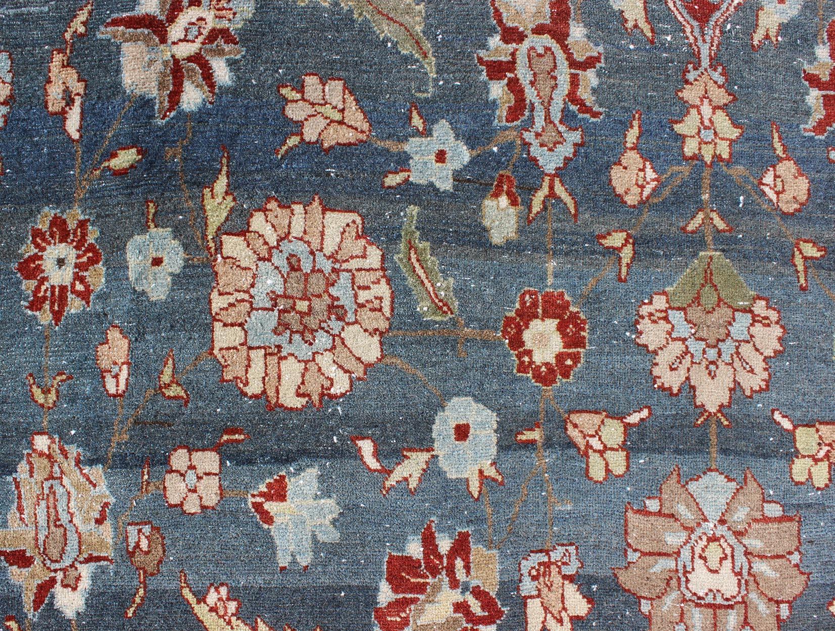 Antiker persischer Täbriz-Teppich mit floralem Medaillonmuster in Stahlblau und Rot  (Frühes 20. Jahrhundert) im Angebot