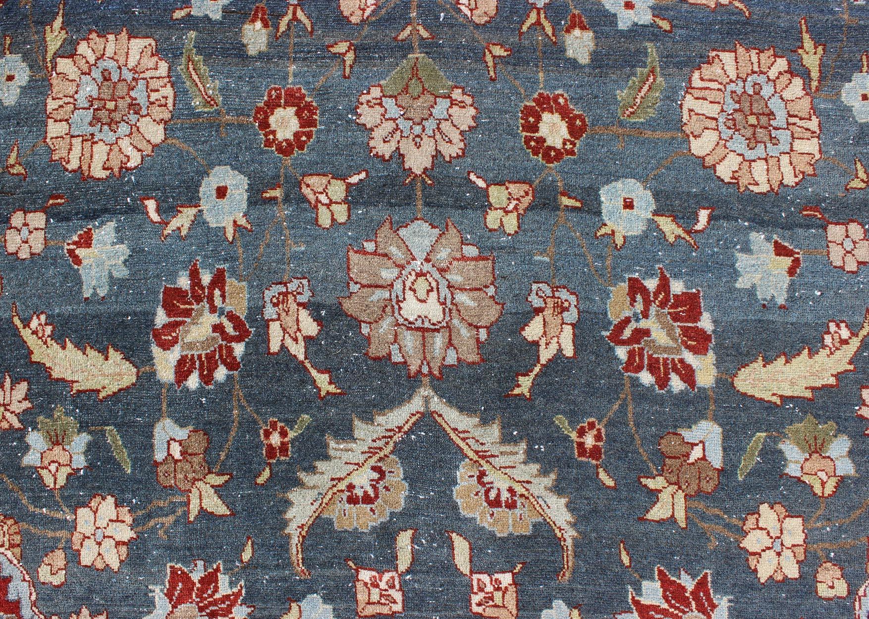 Antiker persischer Täbriz-Teppich mit floralem Medaillonmuster in Stahlblau und Rot  (Wolle) im Angebot