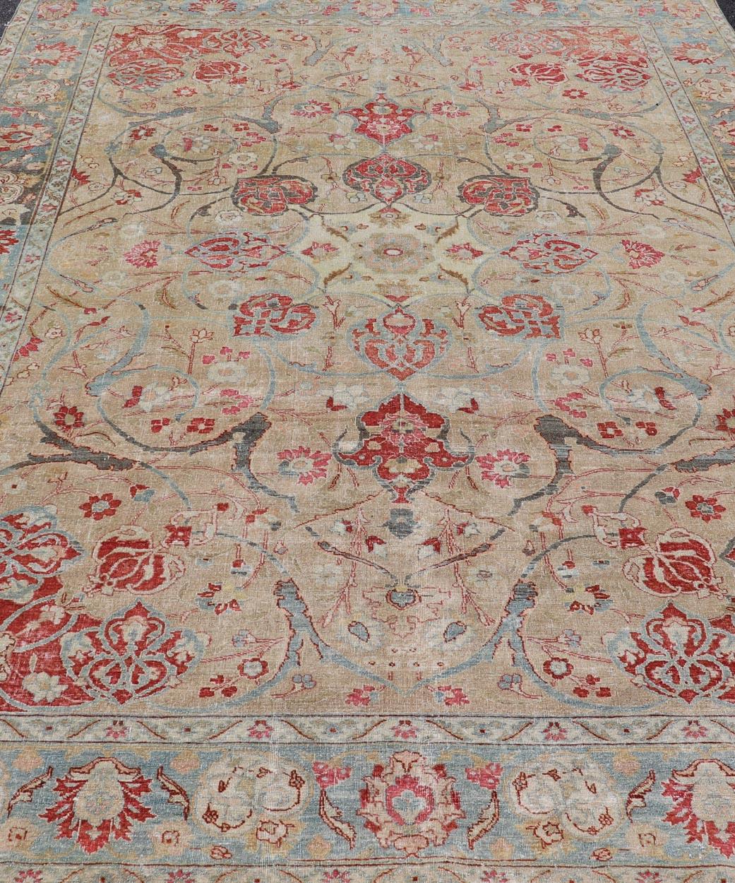 Antiker persischer Täbris-Teppich mit Blumenmedaillon-Design in Hellbraun, Rot und Blau im Angebot 2