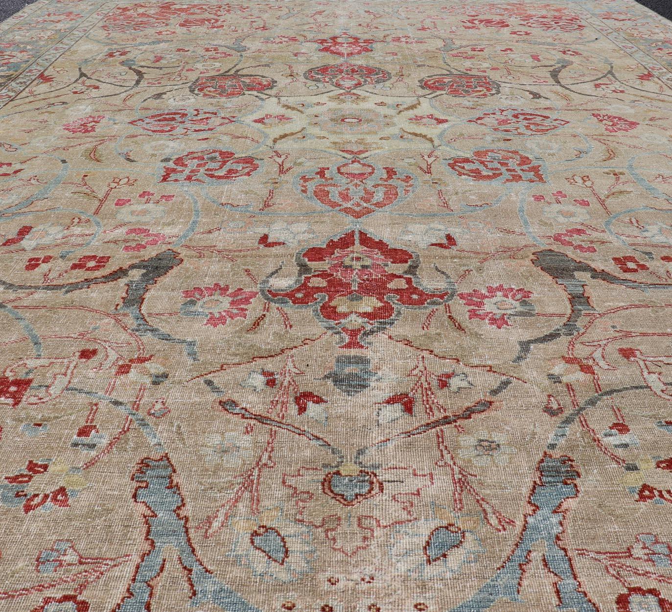 Antiker persischer Täbris-Teppich mit Blumenmedaillon-Design in Hellbraun, Rot und Blau im Angebot 3