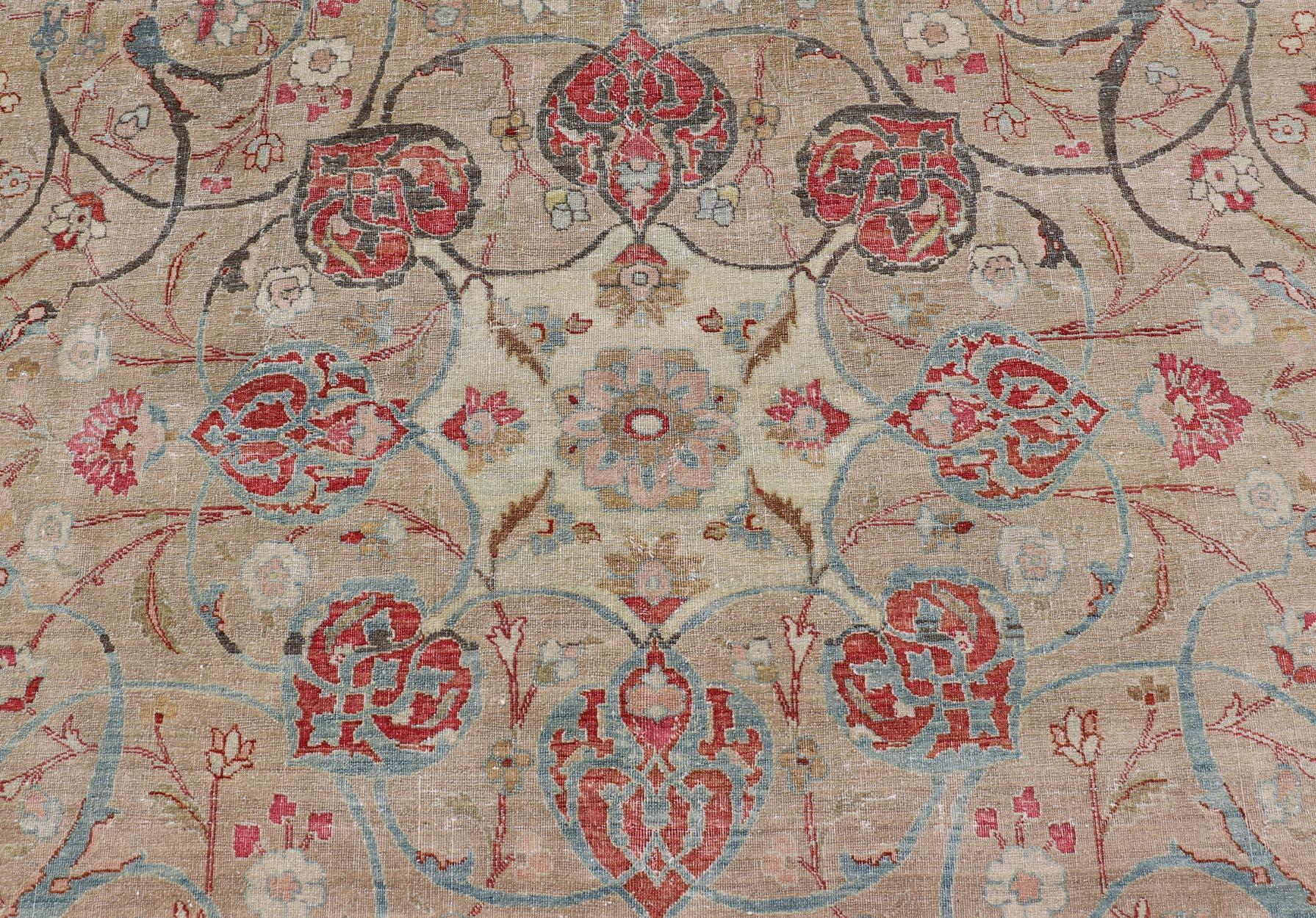 Antiker persischer Täbris-Teppich mit Blumenmedaillon-Design in Hellbraun, Rot und Blau im Angebot 4