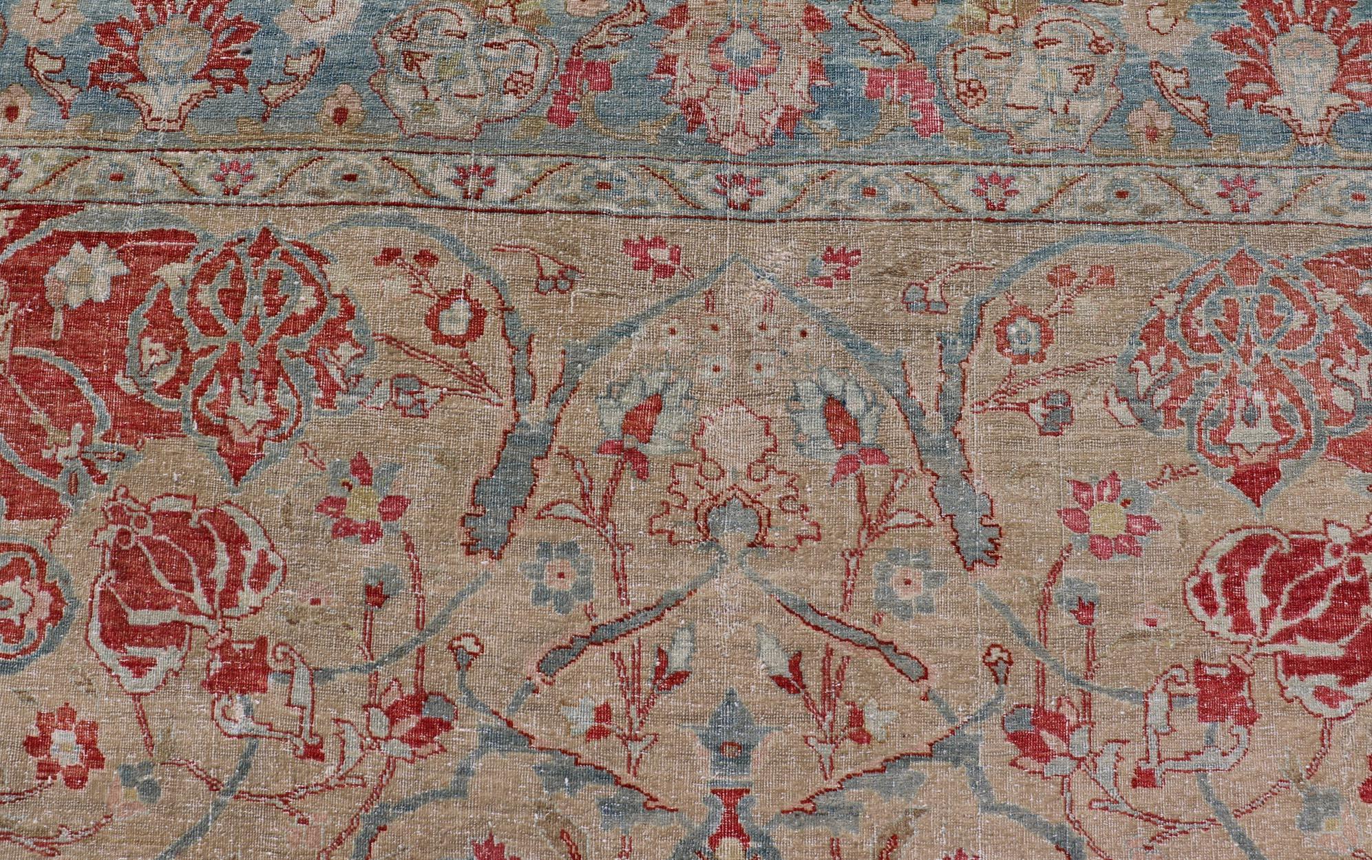 Antiker persischer Täbris-Teppich mit Blumenmedaillon-Design in Hellbraun, Rot und Blau im Angebot 5