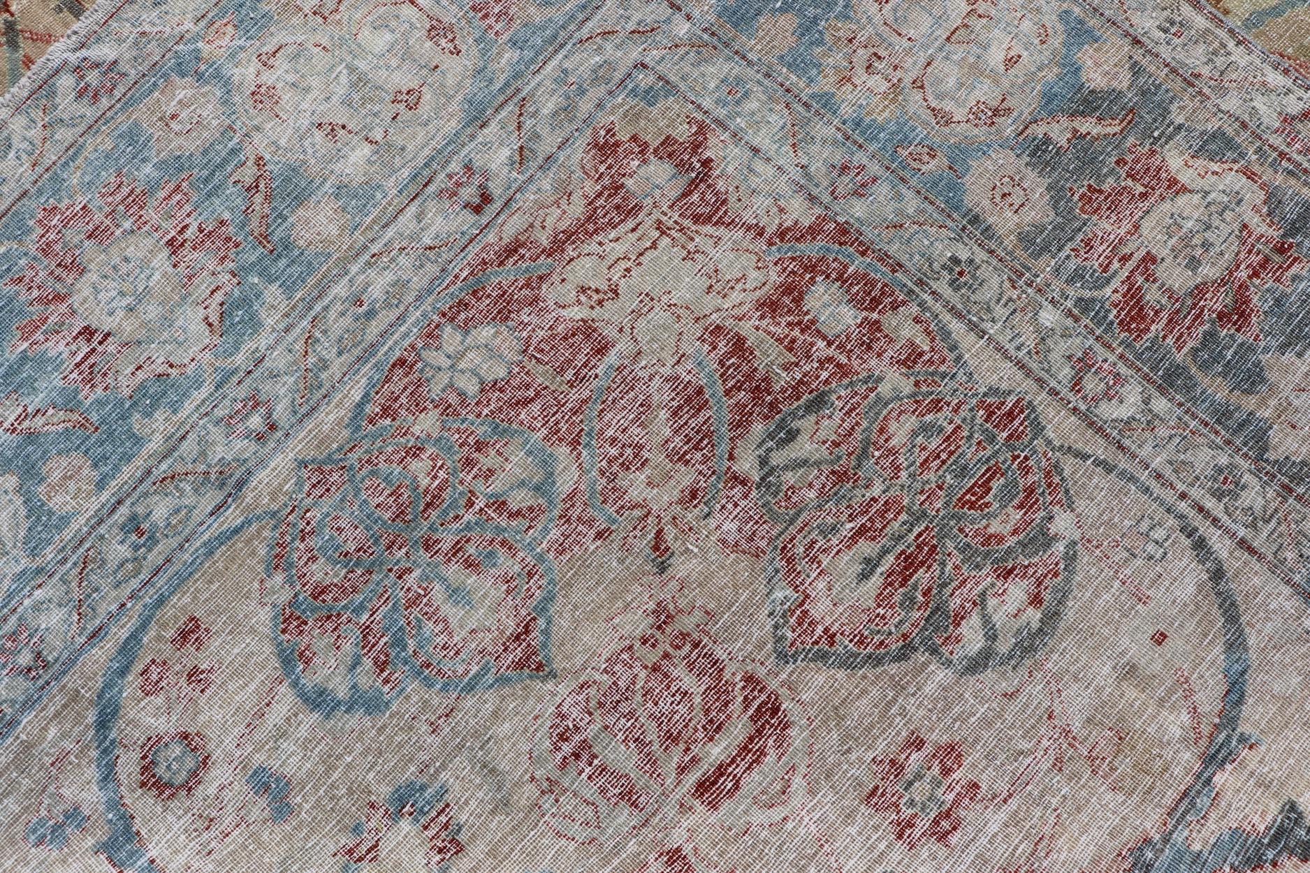 Antiker persischer Täbris-Teppich mit Blumenmedaillon-Design in Hellbraun, Rot und Blau im Angebot 6
