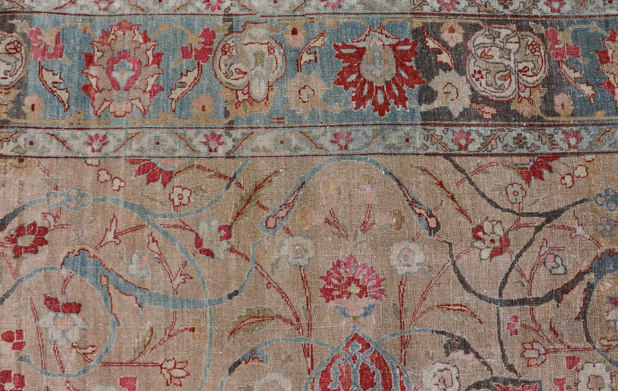 Antiker persischer Täbriz-Teppich mit floralem Medaillon-Design in Tan, Rot und Blau. Keivan Woven Arts /  Teppich EN-14861, Herkunftsland / Art: Iran / Täbris, um 1920 Florales Medaillon-Muster in Tan, Rot und Blau. 
Maße: 8'4 x 11'9 
Dieser