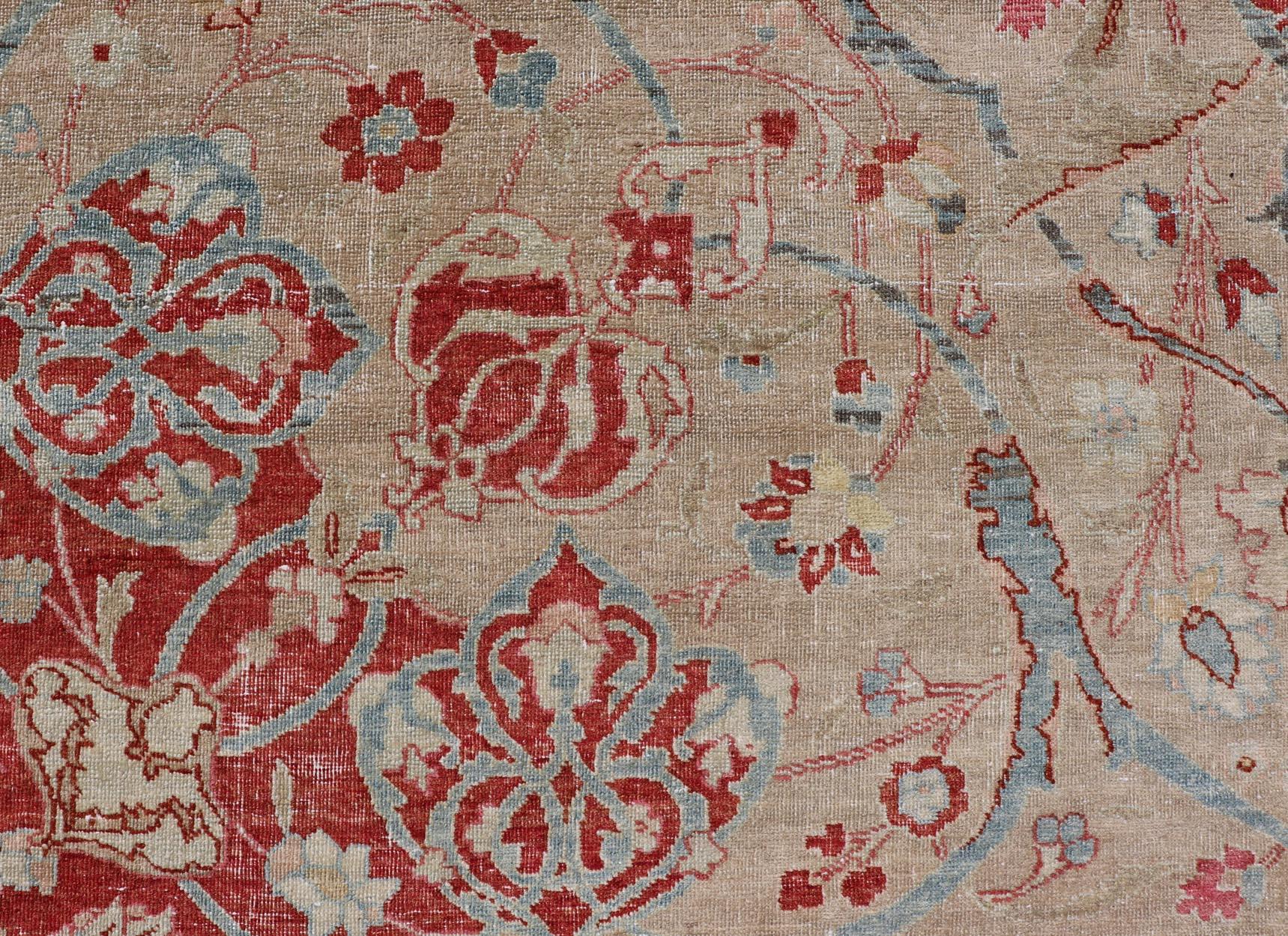 Antiker persischer Täbris-Teppich mit Blumenmedaillon-Design in Hellbraun, Rot und Blau (Tabriz) im Angebot