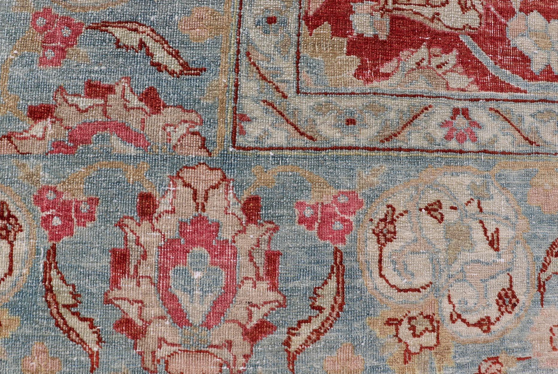 Antiker persischer Täbris-Teppich mit Blumenmedaillon-Design in Hellbraun, Rot und Blau (Persisch) im Angebot