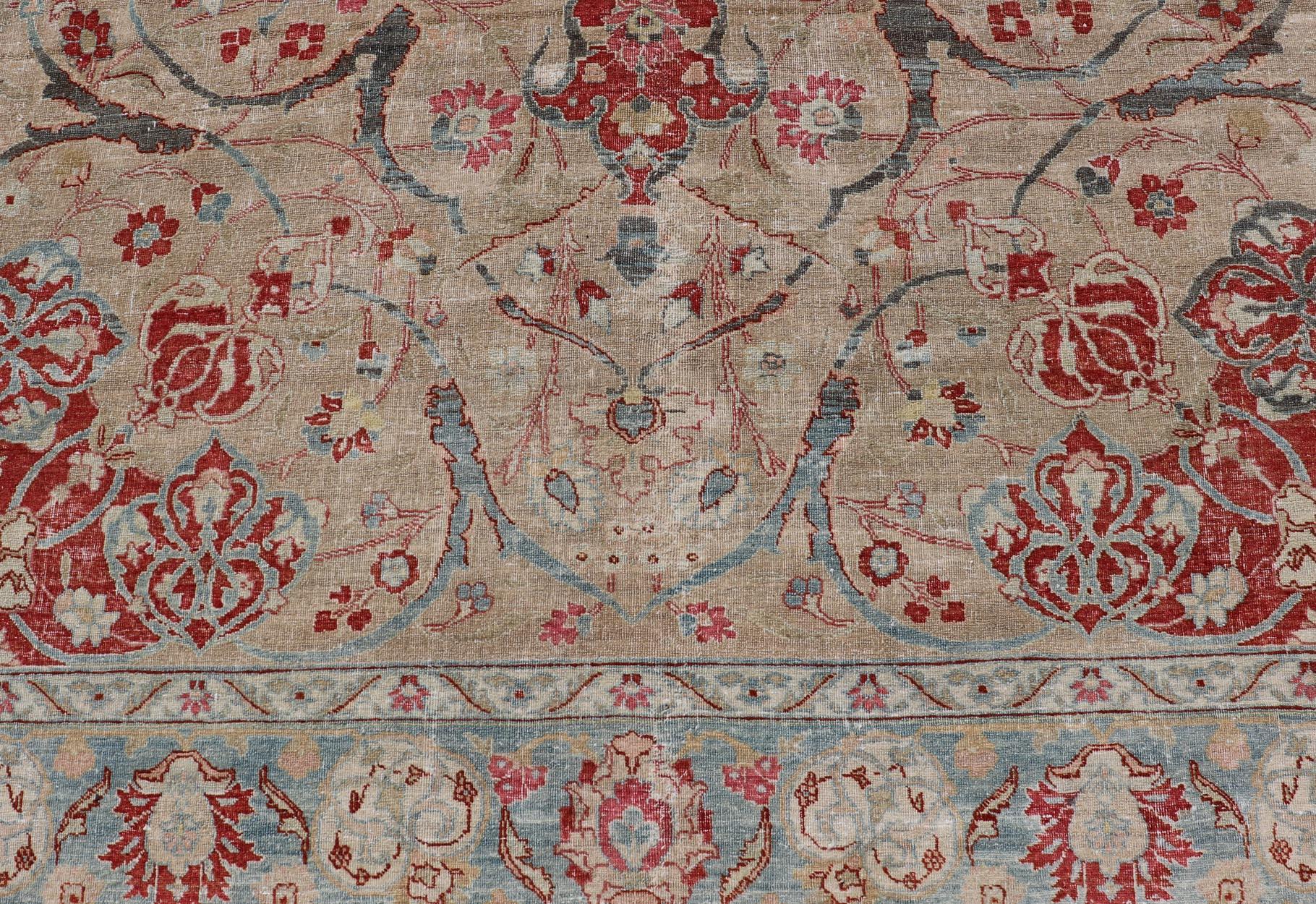 Antiker persischer Täbris-Teppich mit Blumenmedaillon-Design in Hellbraun, Rot und Blau (Handgeknüpft) im Angebot