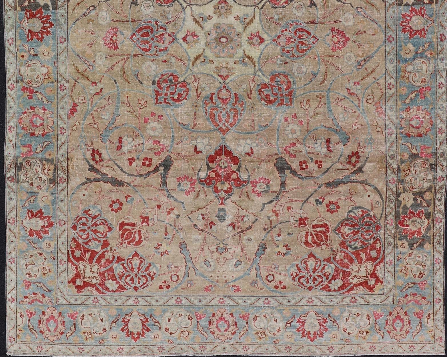 Antiker persischer Täbris-Teppich mit Blumenmedaillon-Design in Hellbraun, Rot und Blau (Wolle) im Angebot