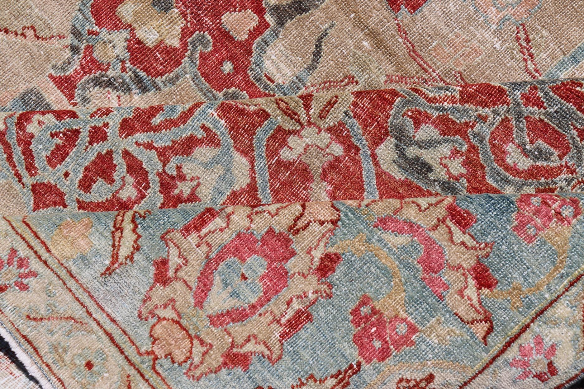 Antiker persischer Täbris-Teppich mit Blumenmedaillon-Design in Hellbraun, Rot und Blau im Angebot 1