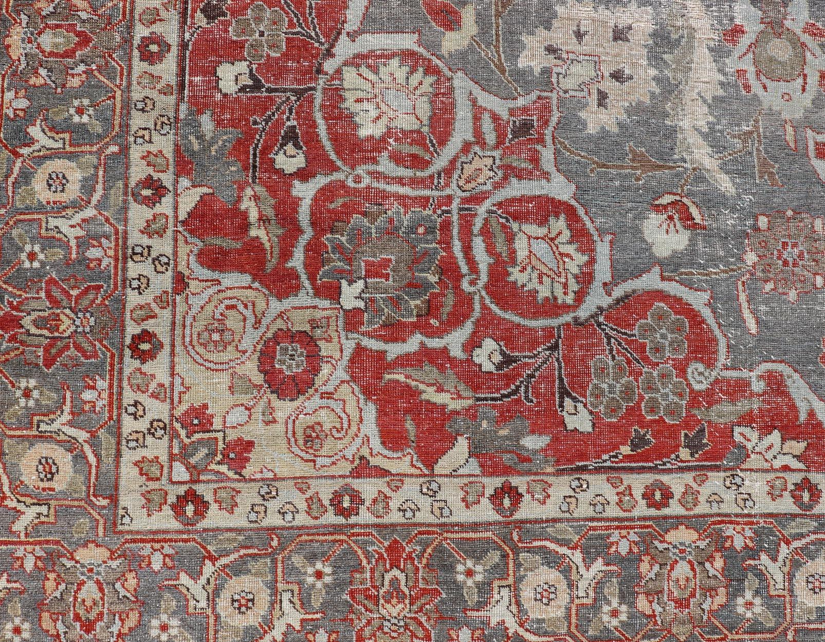 Antiker persischer Täbris-Teppich mit Blumenmedaillon-Design in Hellbraun, Rot und Lt Blau im Angebot 2