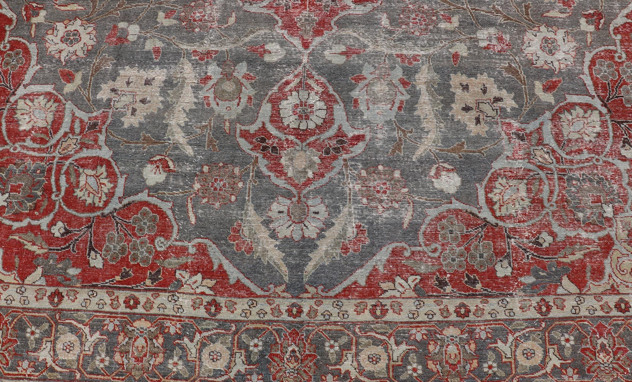 Antiker persischer Täbris-Teppich mit Blumenmedaillon-Design in Hellbraun, Rot und Lt Blau im Angebot 3