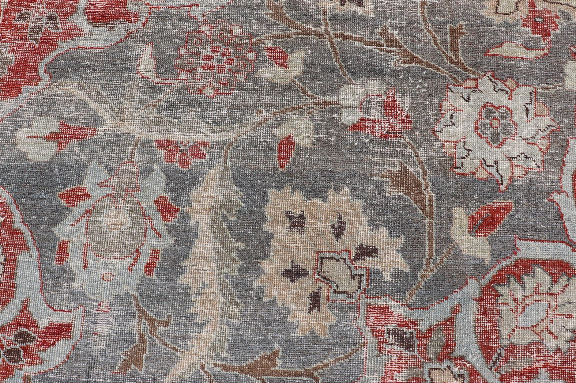 Antiker persischer Täbris-Teppich mit Blumenmedaillon-Design in Hellbraun, Rot und Lt Blau im Angebot 4
