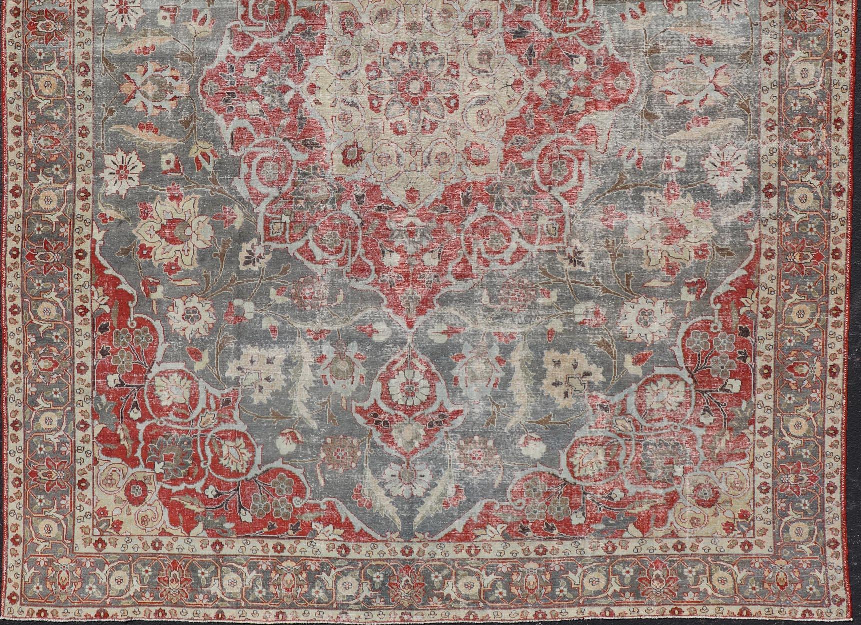 Antiker persischer Täbris-Teppich mit Blumenmedaillon-Design in Hellbraun, Rot und Lt Blau im Angebot 7