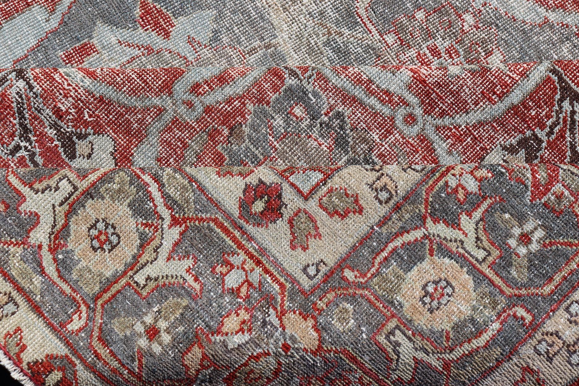 Antiker persischer Täbris-Teppich mit Blumenmedaillon-Design in Hellbraun, Rot und Lt Blau (Tabriz) im Angebot
