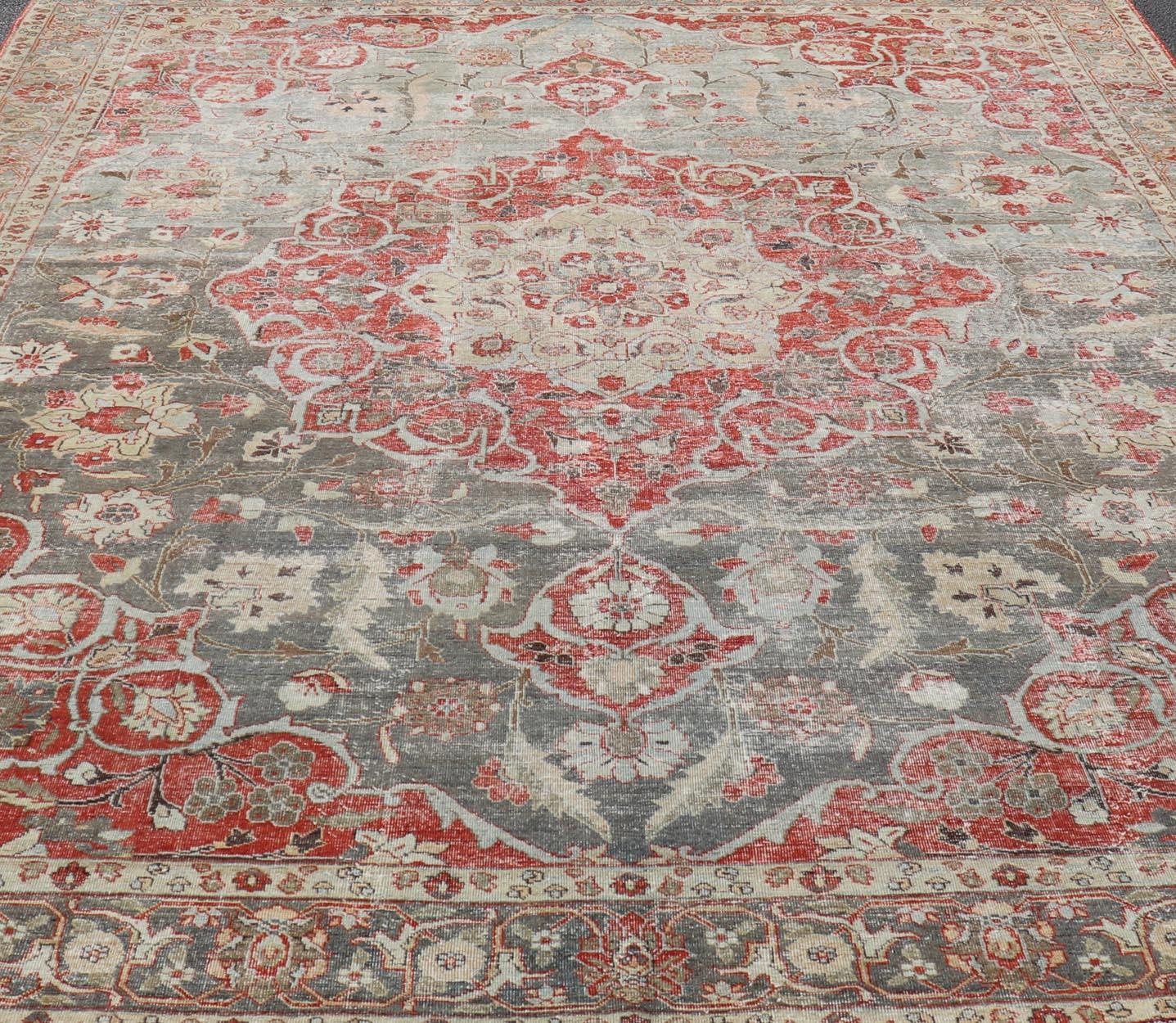 Antiker persischer Täbris-Teppich mit Blumenmedaillon-Design in Hellbraun, Rot und Lt Blau (Persisch) im Angebot