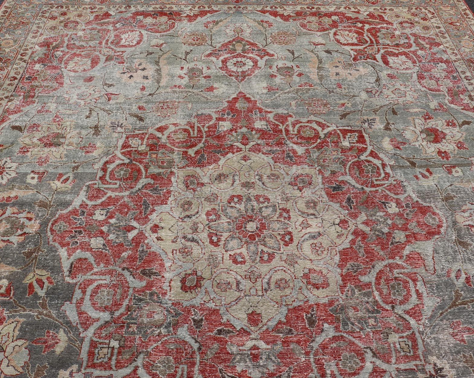 Antiker persischer Täbris-Teppich mit Blumenmedaillon-Design in Hellbraun, Rot und Lt Blau (Handgeknüpft) im Angebot
