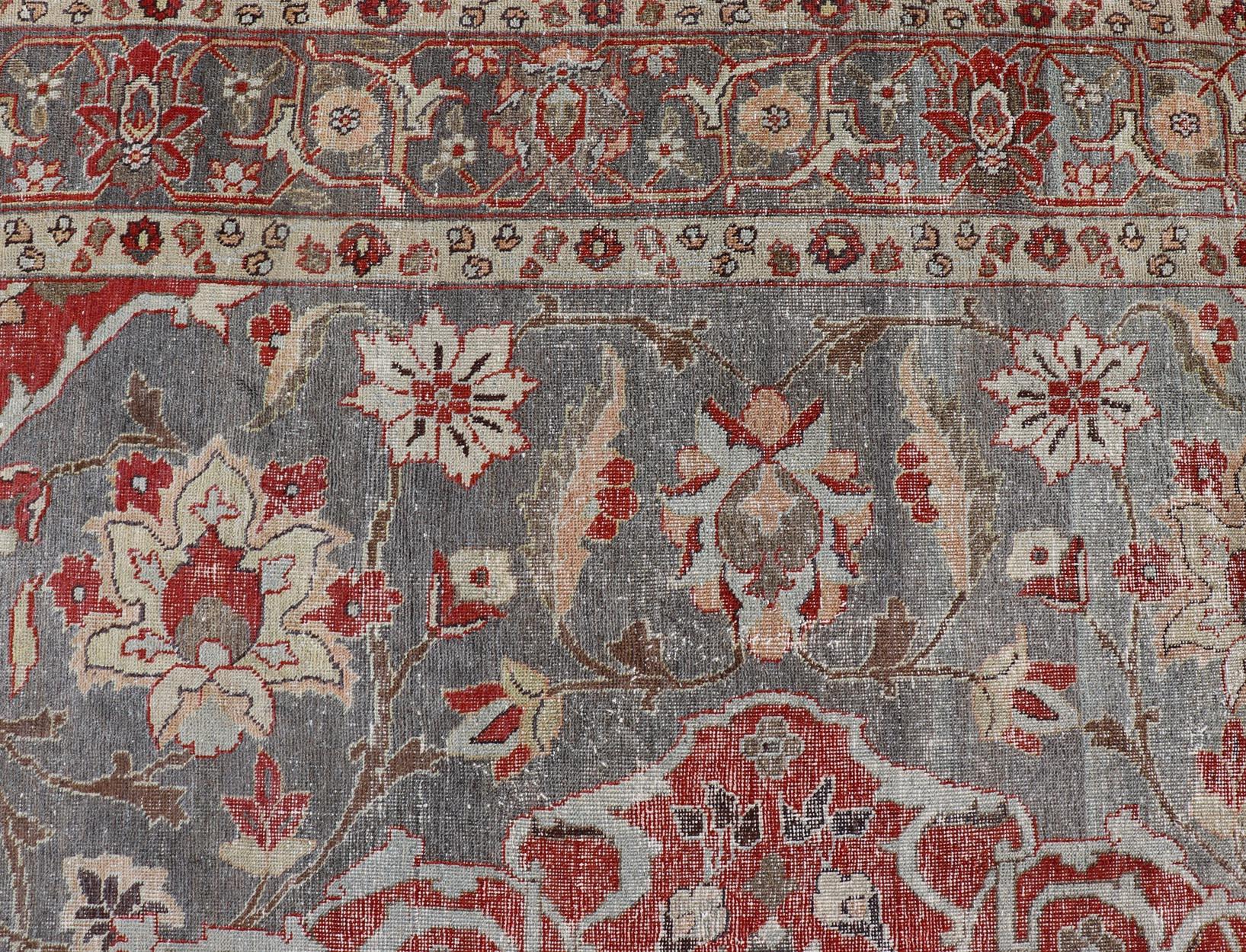 Antiker persischer Täbris-Teppich mit Blumenmedaillon-Design in Hellbraun, Rot und Lt Blau im Angebot 1