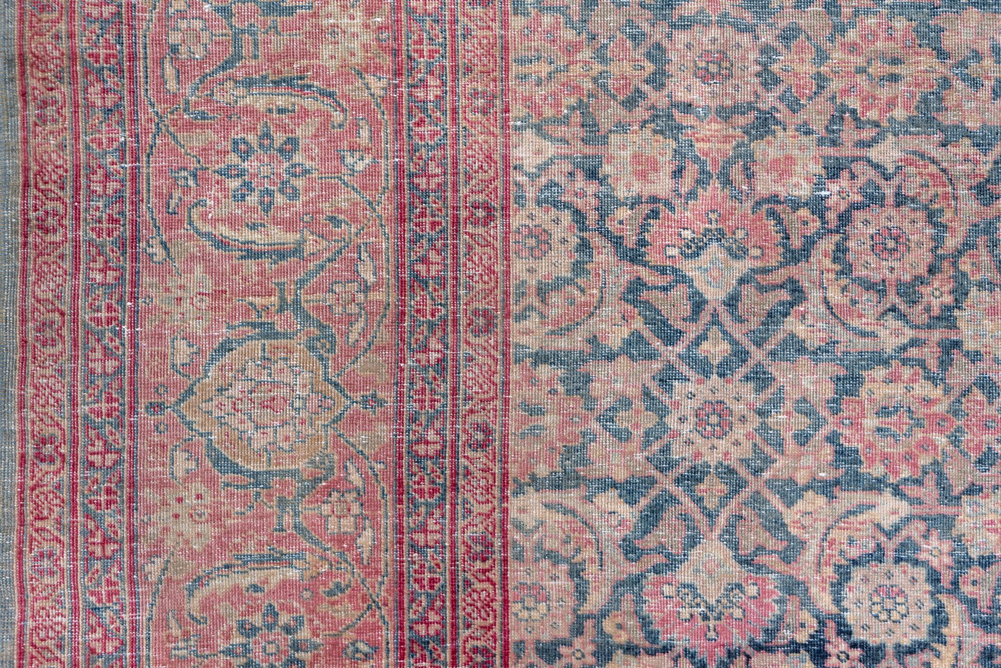 Antico tappeto persiano Tabriz con medaglione floreale in blu tenue e uva calda In condizioni ottime in vendita a New York, NY
