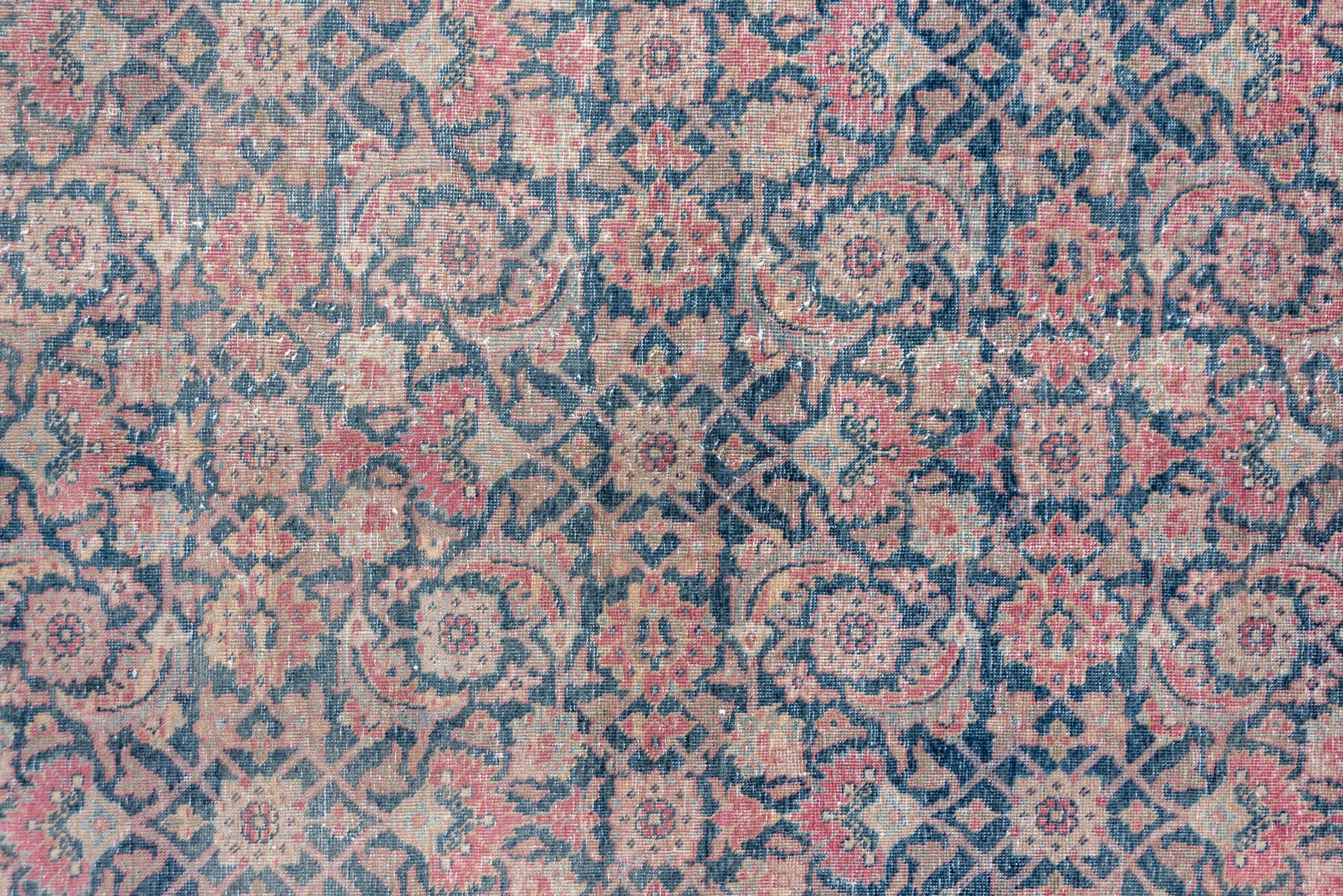 Lana Antico tappeto persiano Tabriz con medaglione floreale in blu tenue e uva calda in vendita