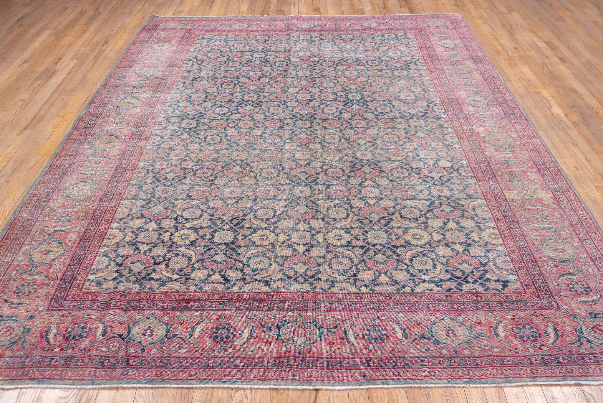 Antico tappeto persiano Tabriz con medaglione floreale in blu tenue e uva calda in vendita 1