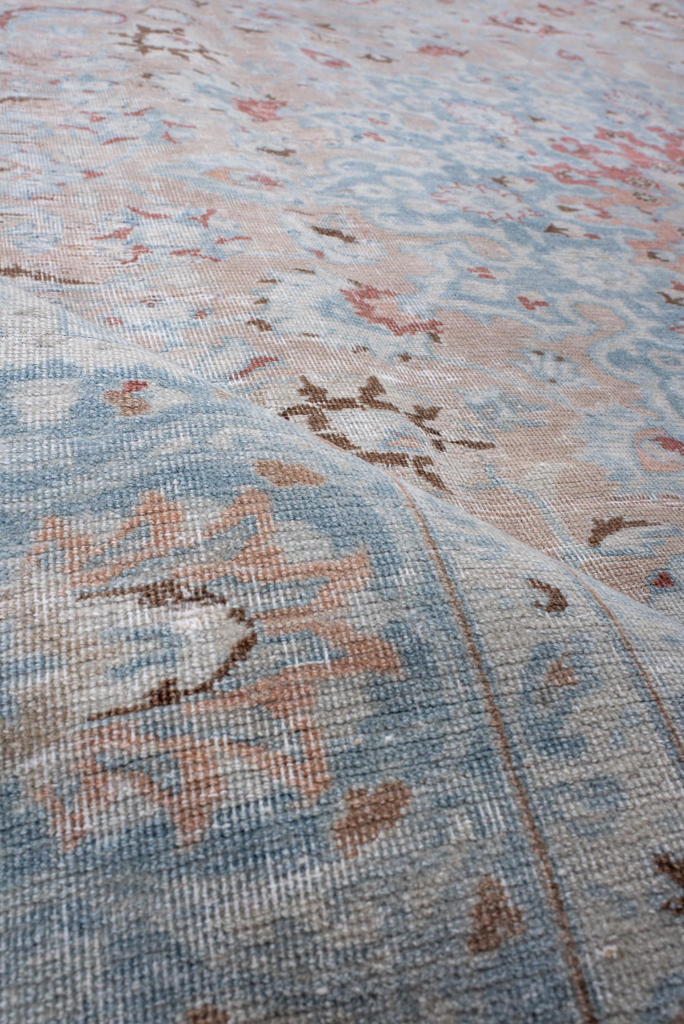 Sanfte, gedämpfte Farben und ein florales Medaillon kennzeichnen diesen antiken persischen Täbris-Teppich. Die sanften Töne und das klassische Design machen ihn zu einer idealen Wahl, um jedem Raum einen Hauch von Eleganz zu verleihen.
