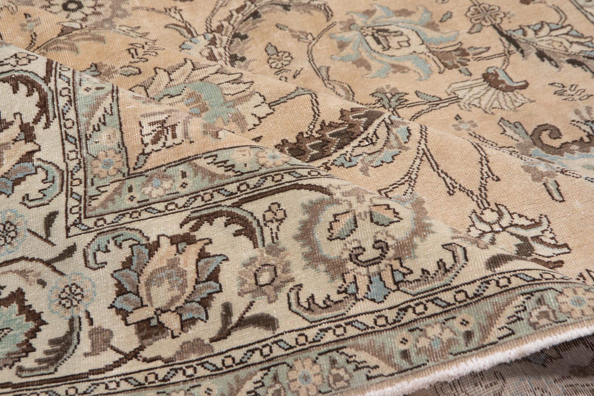 Una combinazione di colori tenui e smorzati caratterizza questo tappeto Tabriz persiano antico, con un medaglione floreale che conferisce una sobria eleganza a qualsiasi ambiente. I suoi toni delicati e il suo design classico lo rendono un pezzo
