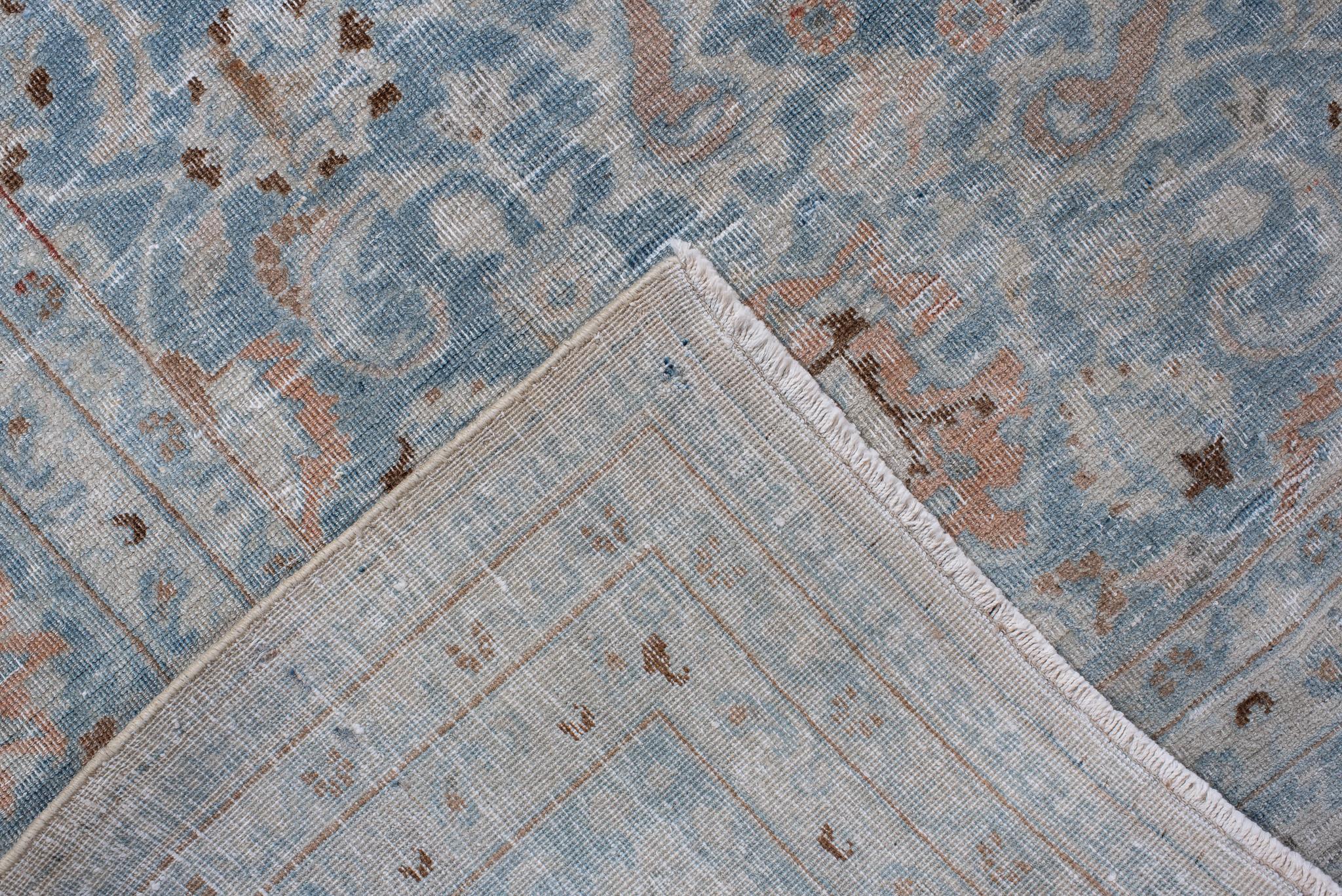 Antiker persischer Täbris-Teppich mit Blumenmedaillon in weichen, gedämpften Farben (Tabriz) im Angebot