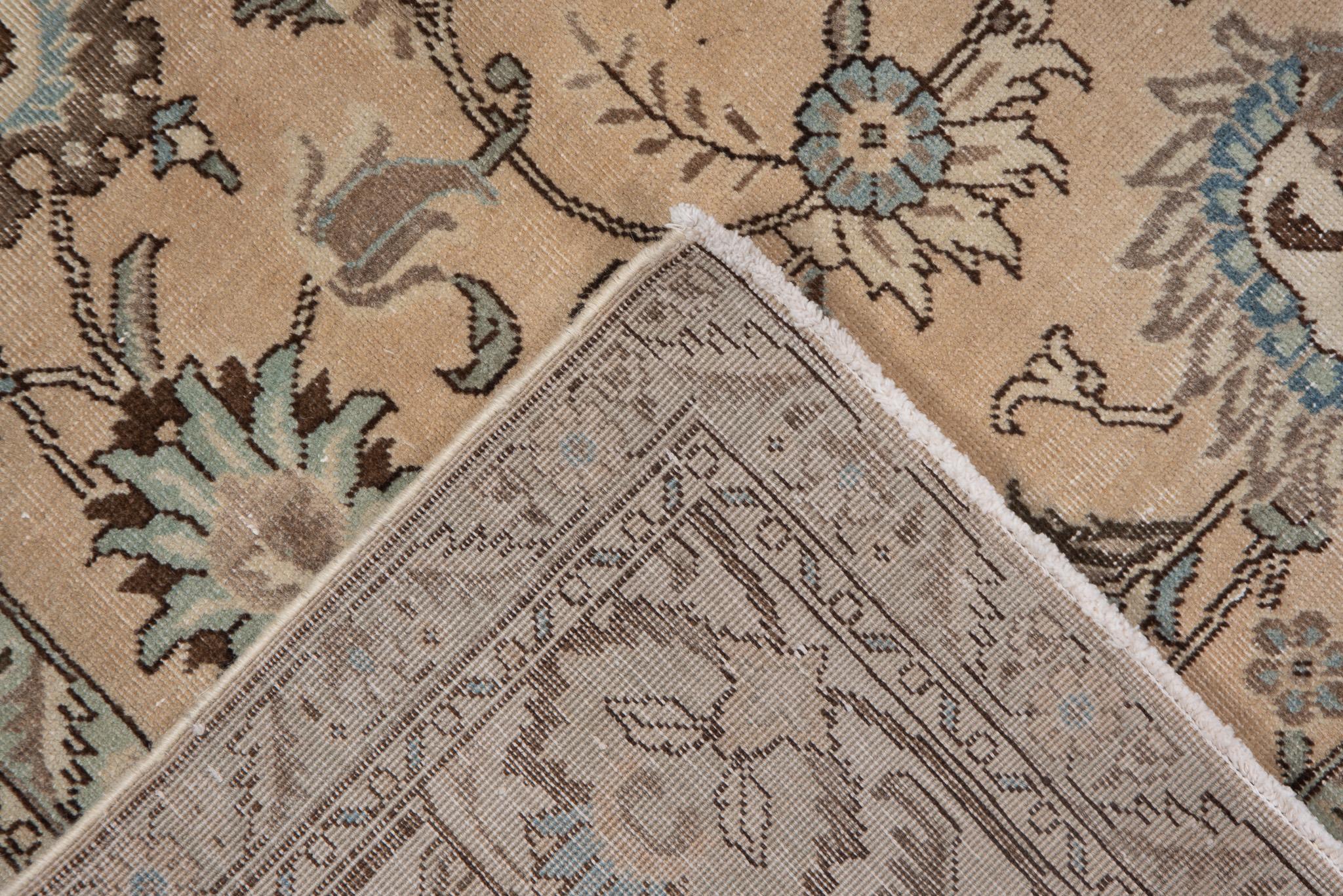 Persiano Antico tappeto persiano Tabriz con medaglione floreale in colori tenui e sfumati in vendita